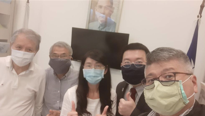 (左起)陳新苗老師、廖世秉老師、趙士縈會長、詹前校主任、周世鴻副主任合影留念，慶祝線上教學課程順利圓滿結束。