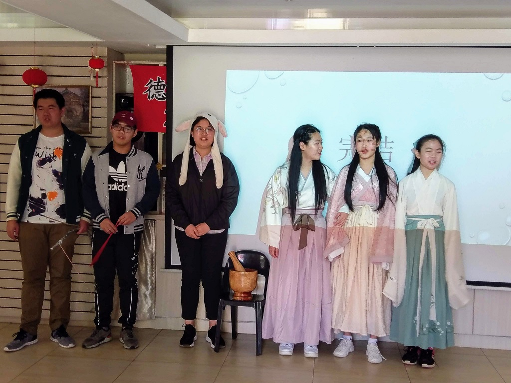 中學部表演嫦娥奔月故事