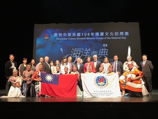 國慶文化訪問團全體演員與貴賓合影