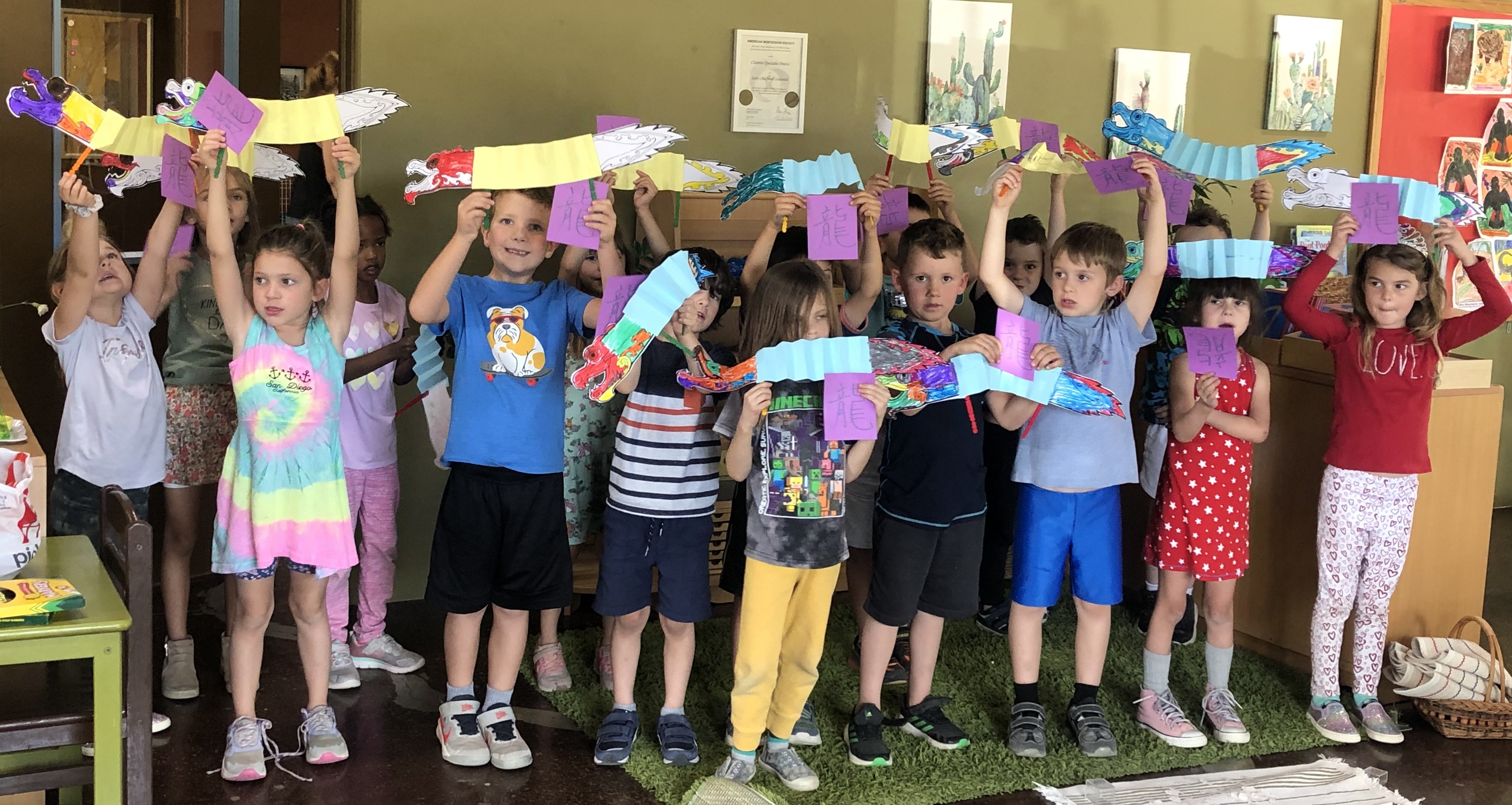 學生學習臺灣民俗藝術，舞龍剪紙