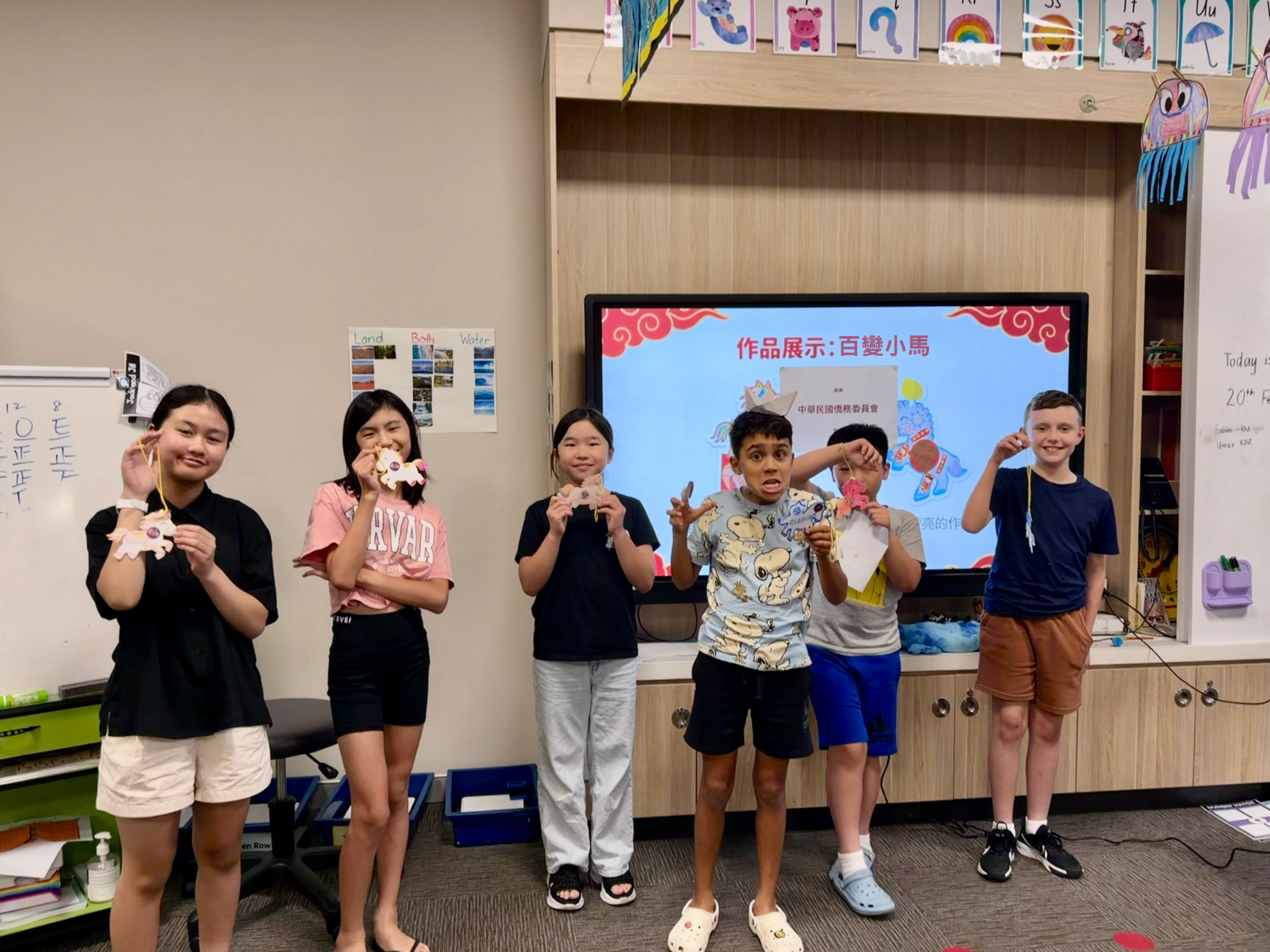 高年級同學運用立體裝飾技巧，展現出極具層次感的精緻掛飾。