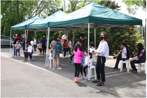 慈濟志工很貼心的將遮陽的帳棚及凳子準備好，讓考生和家長們，在考前等待時使用。
