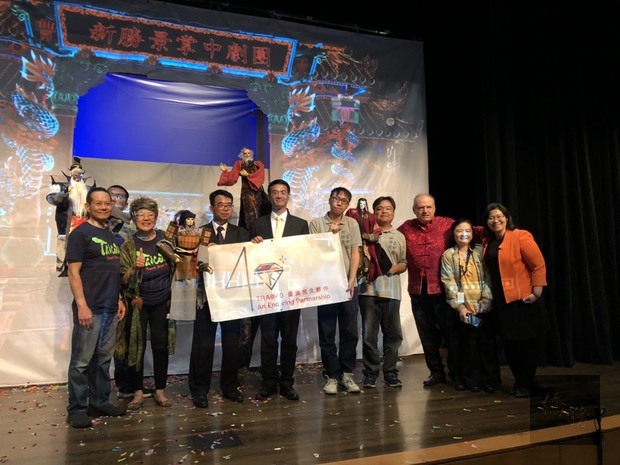 活動結束臺灣文化導覽志工與參訪的雙語學校(Mandarin Immersion Magnet School)2年級同學們合影。