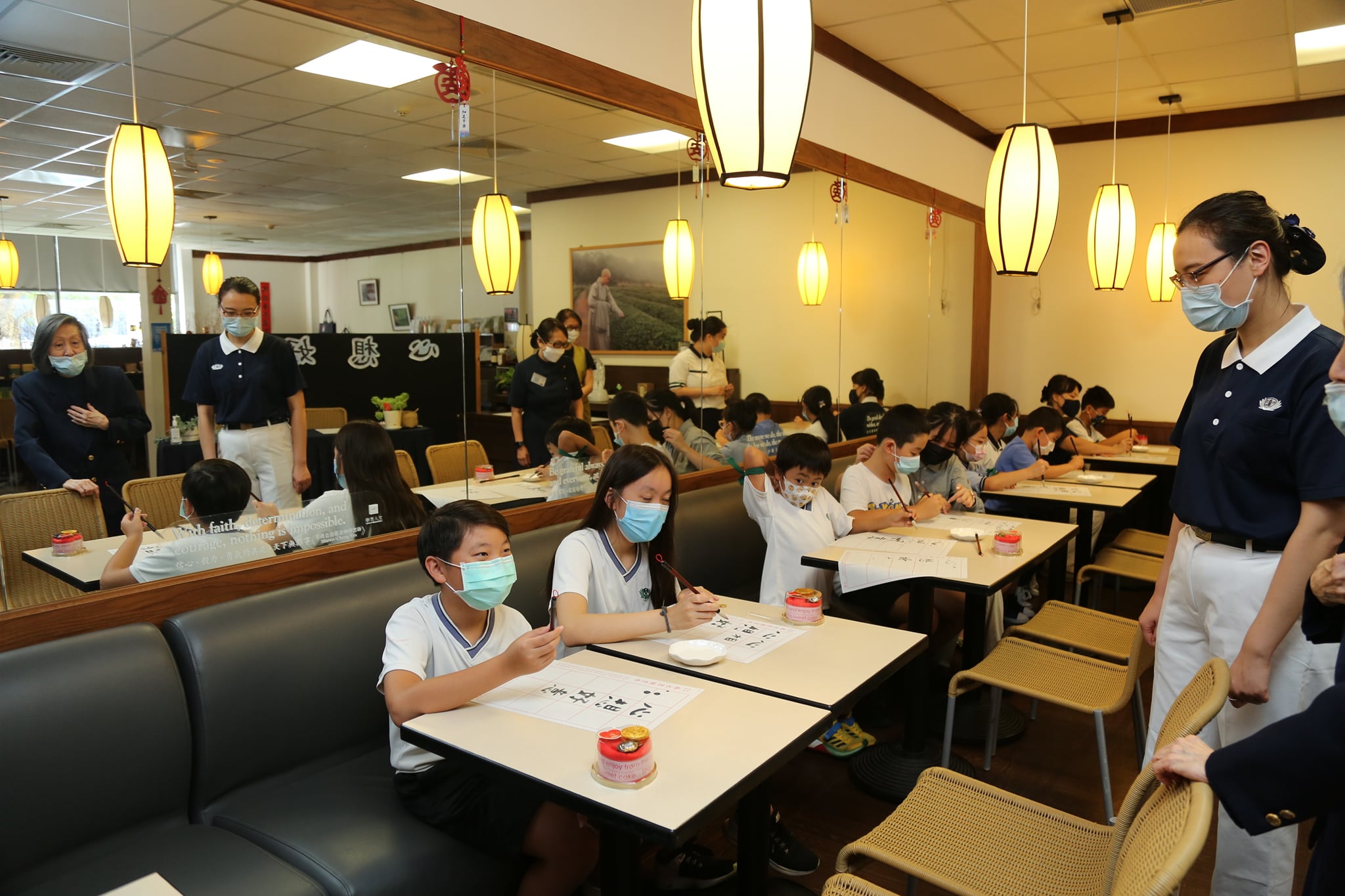 學生們體驗寫毛筆字