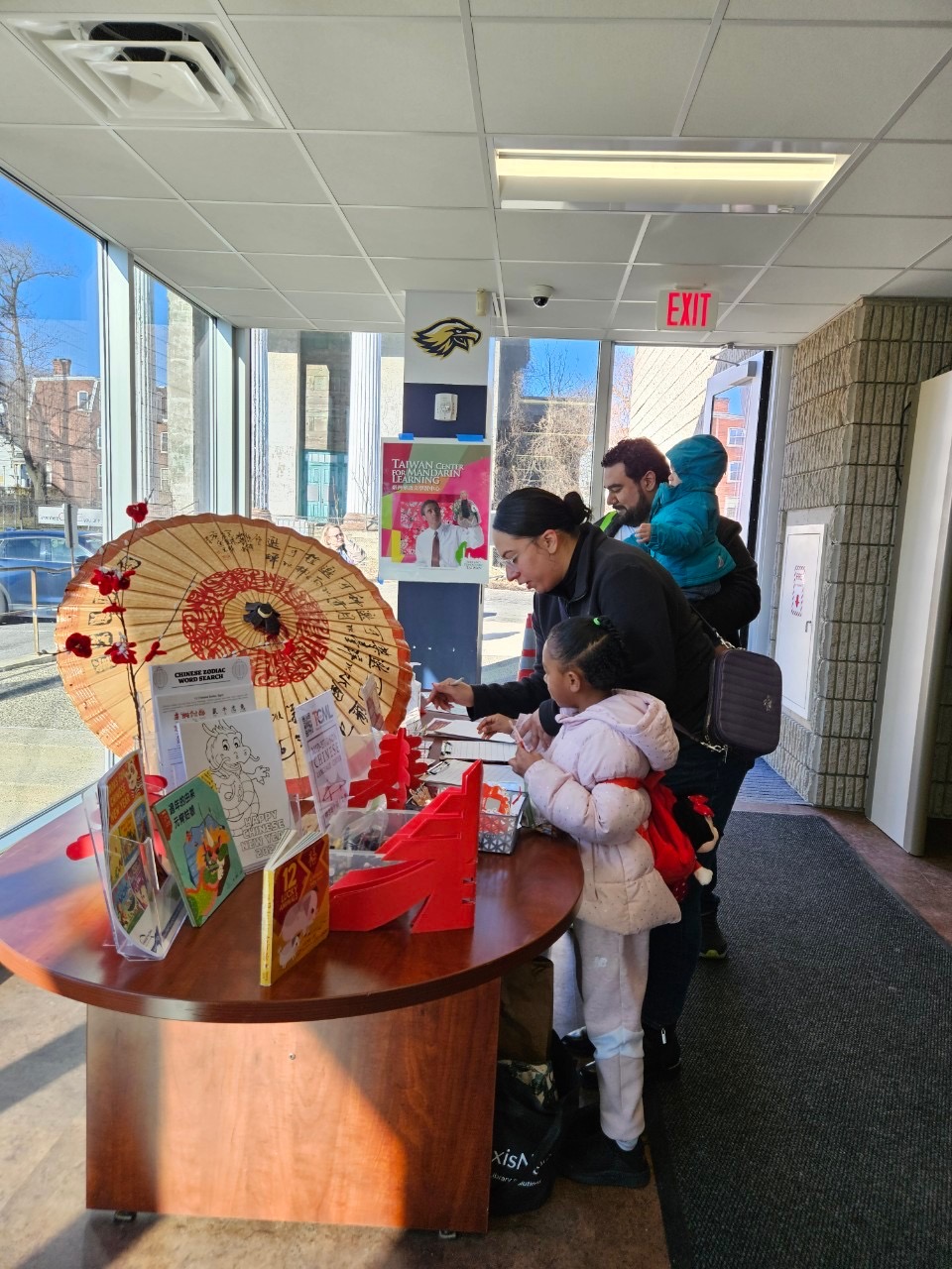 欣賞完表演，許多家長和小孩對舞獅，扯鈴，民俗舞等文化課很有興趣。