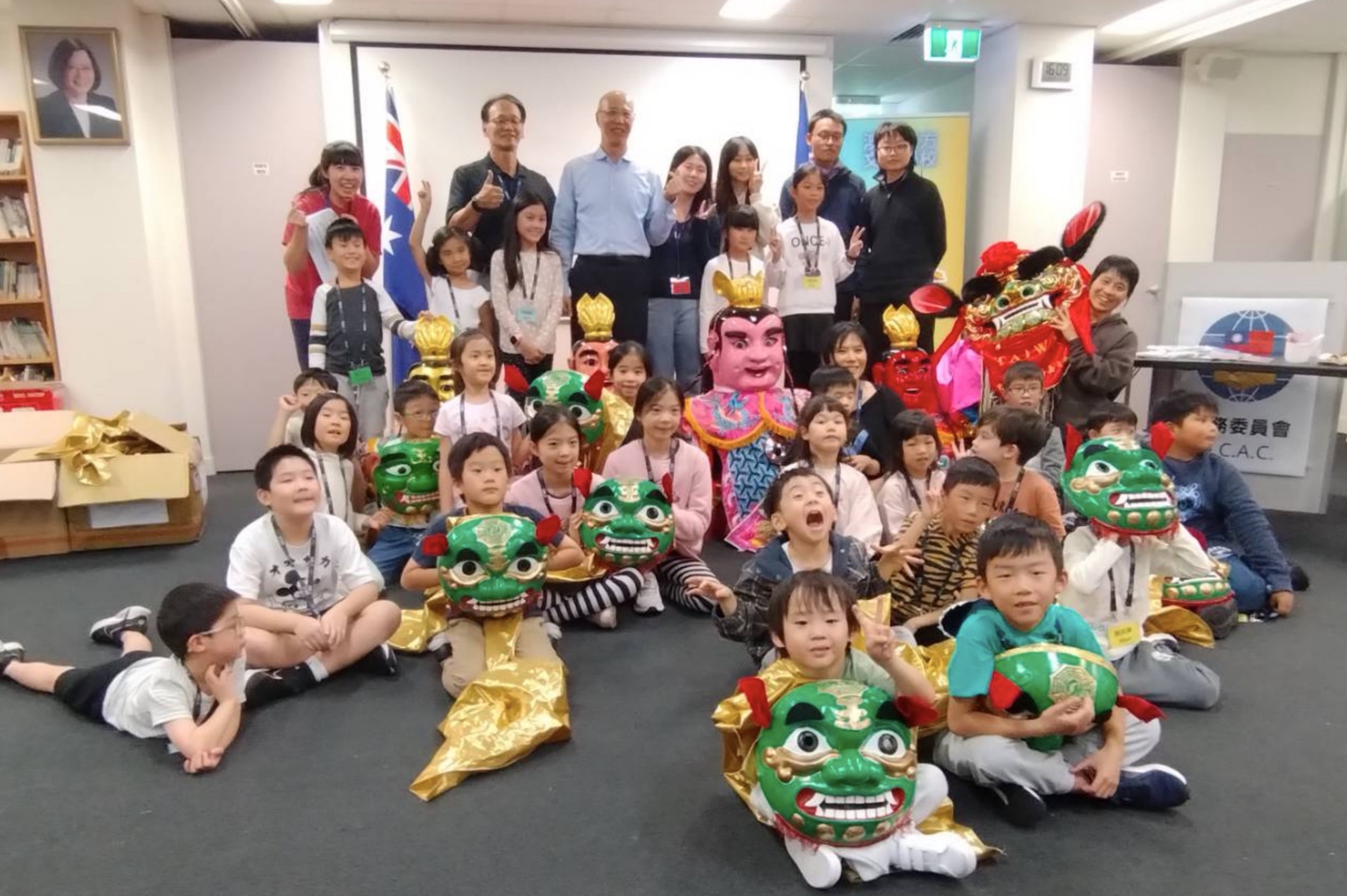 施博祥主任與營隊合營