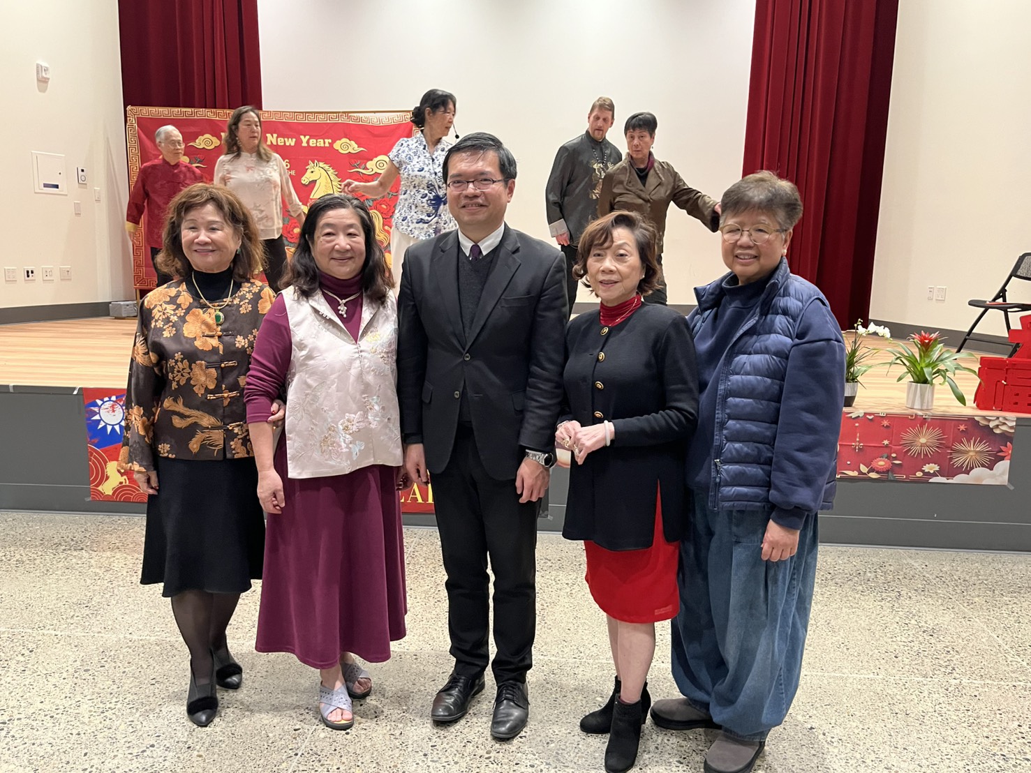 西雅圖文教中心王偉讚主任與貴賓合影，左起僑務顧問劉秦、薪傳負責人張娟熹、王偉讚主任、僑務諮詢委員張良枝