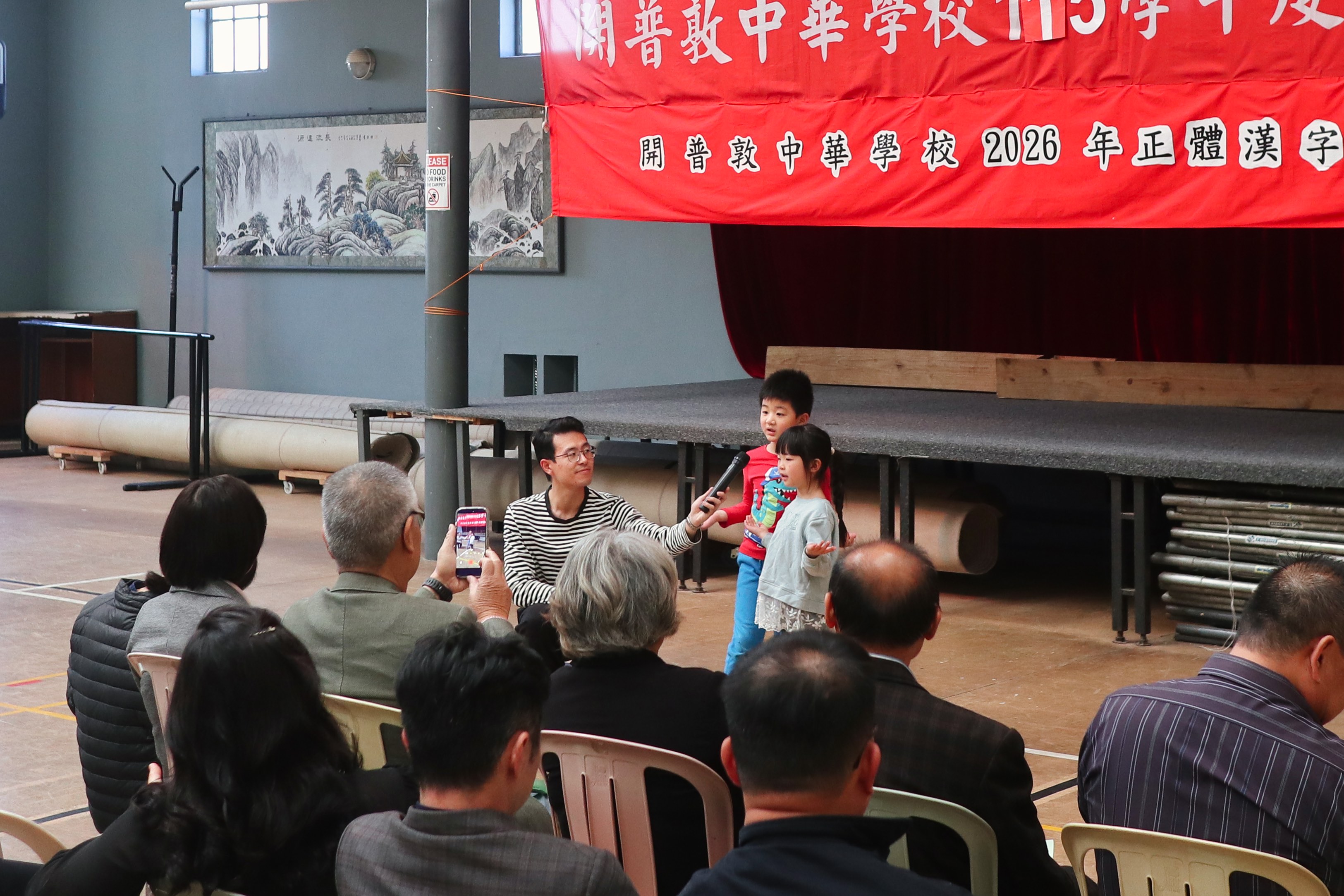 小學生們歌唱表演