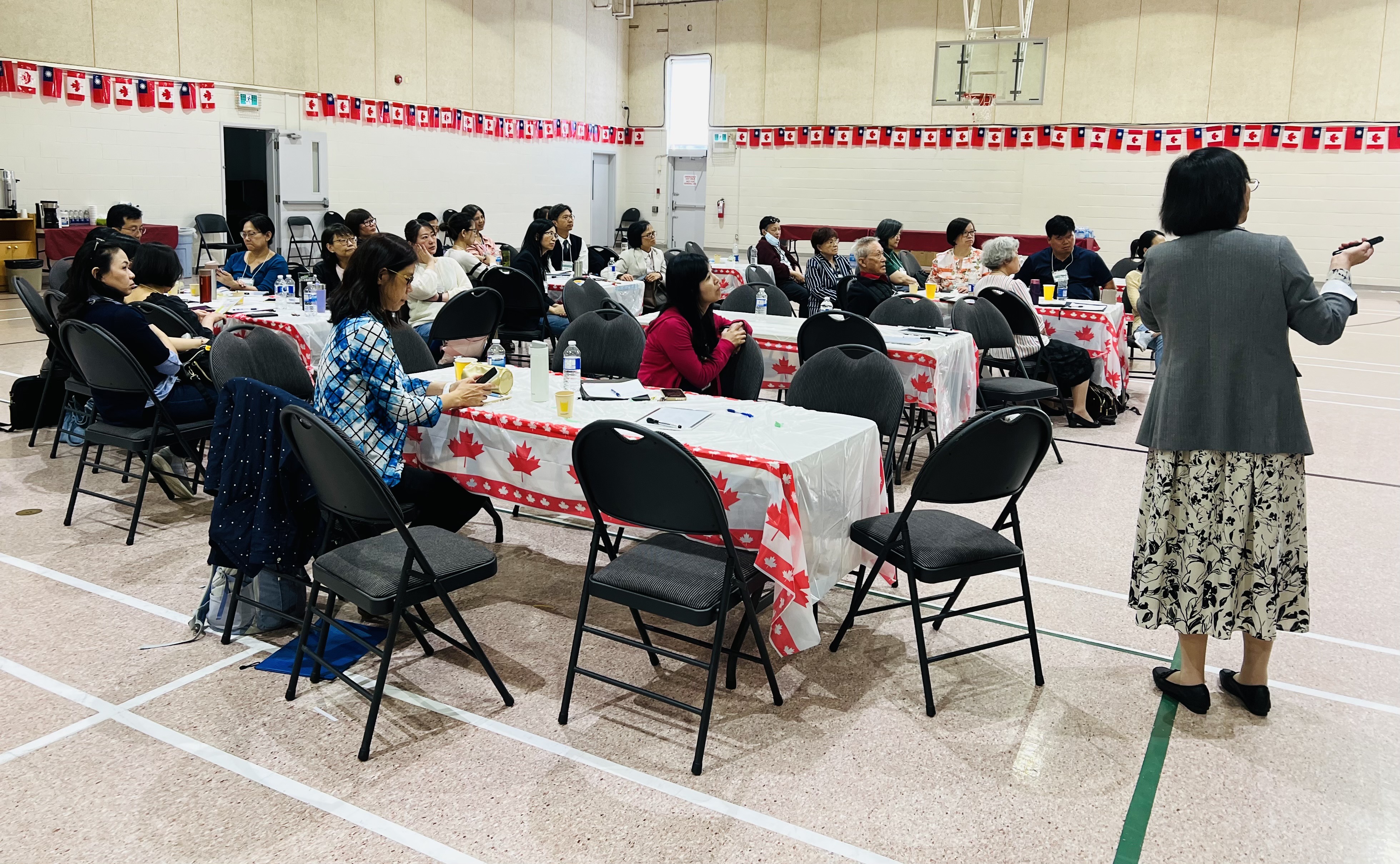 蔡雅薰教授說明故事盒的討論與製作