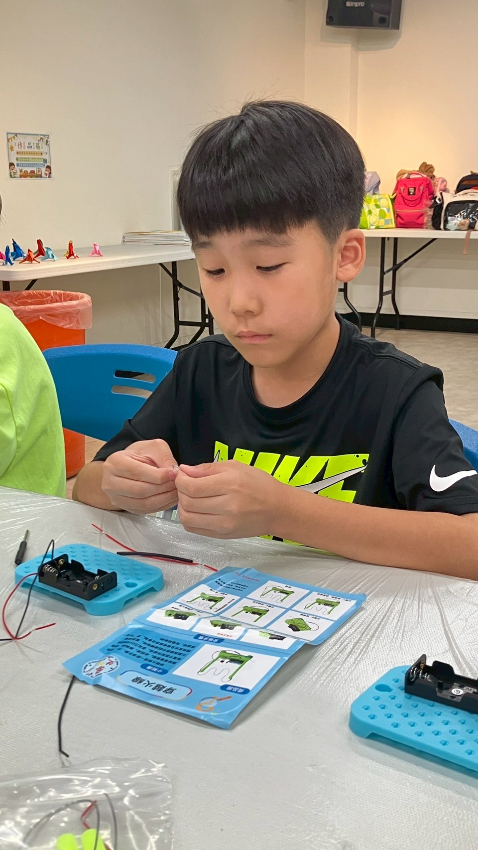 學生動手進行科學diy