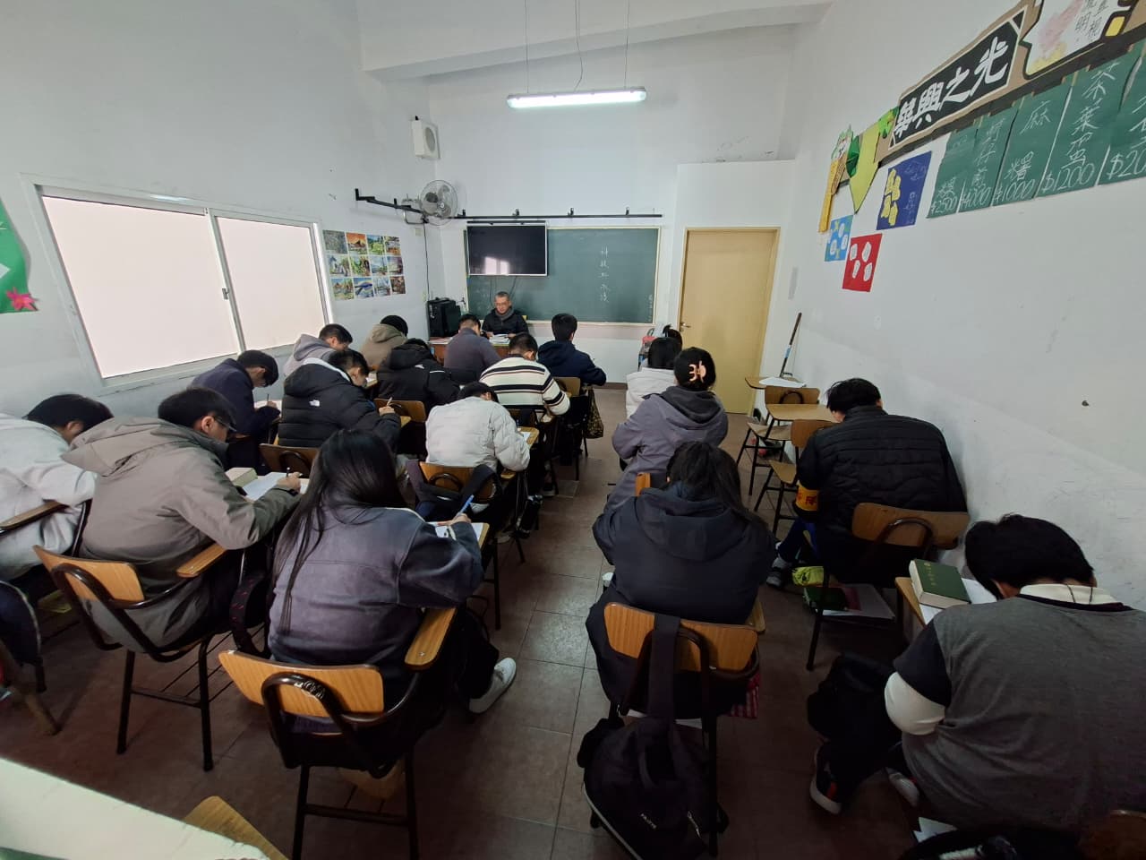 學生認真書寫作文