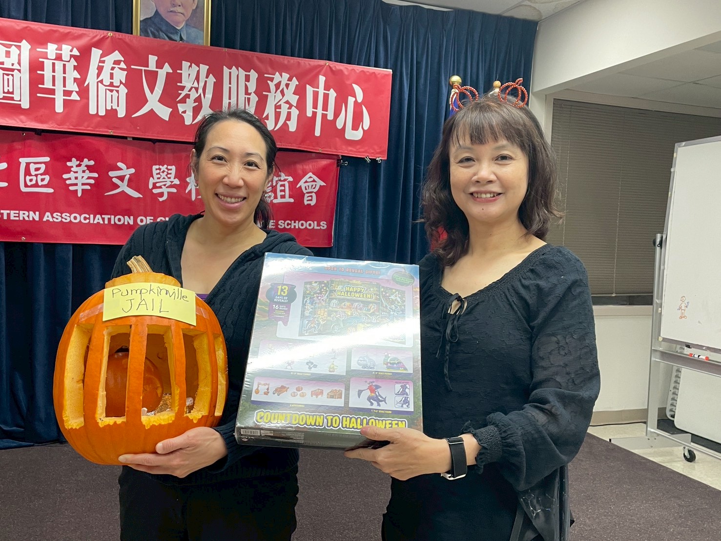 全美總會鄭世芸副總會長頒發”南瓜雕刻比賽第一名”