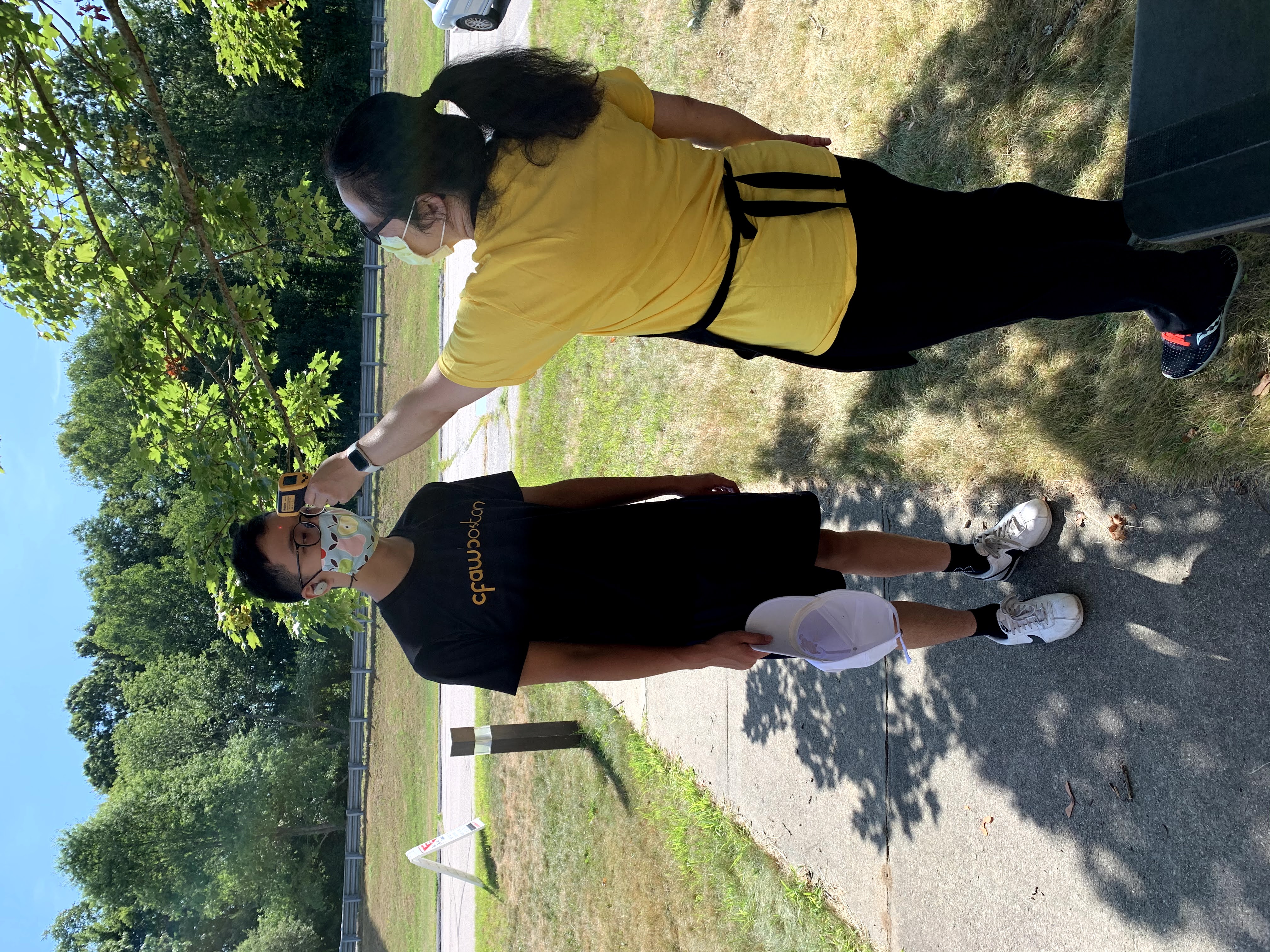 上課前志工家長測量學員體溫