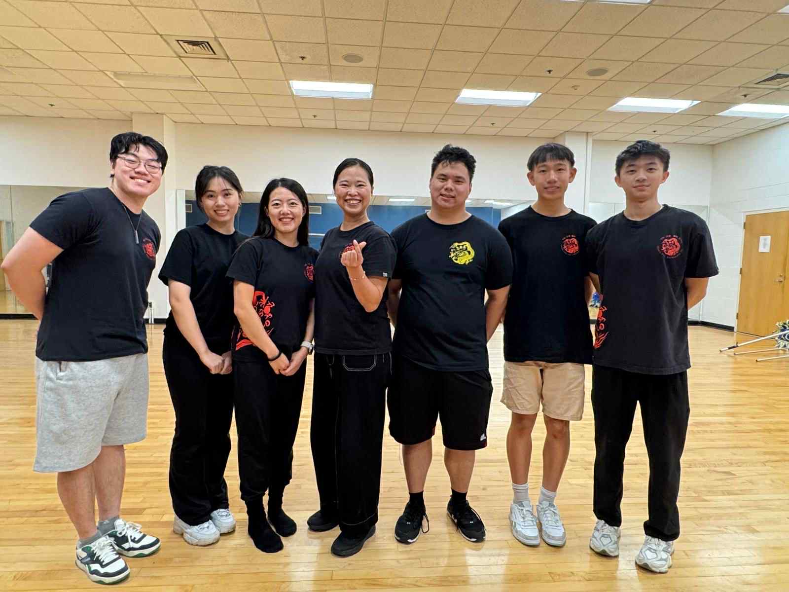 教師群由左至右:張宸瑞、徐樂家、王韻如、蕭靖穎、曾得嘉、彭亦勤、邱泰元