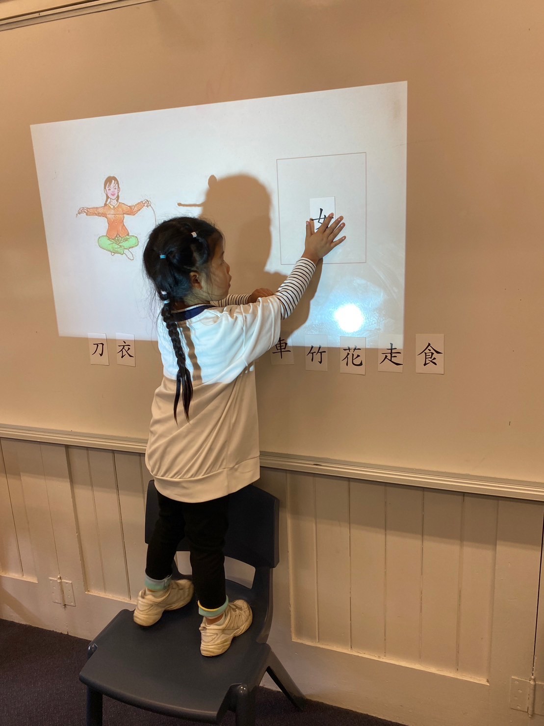 低年級學生進行漢字配對