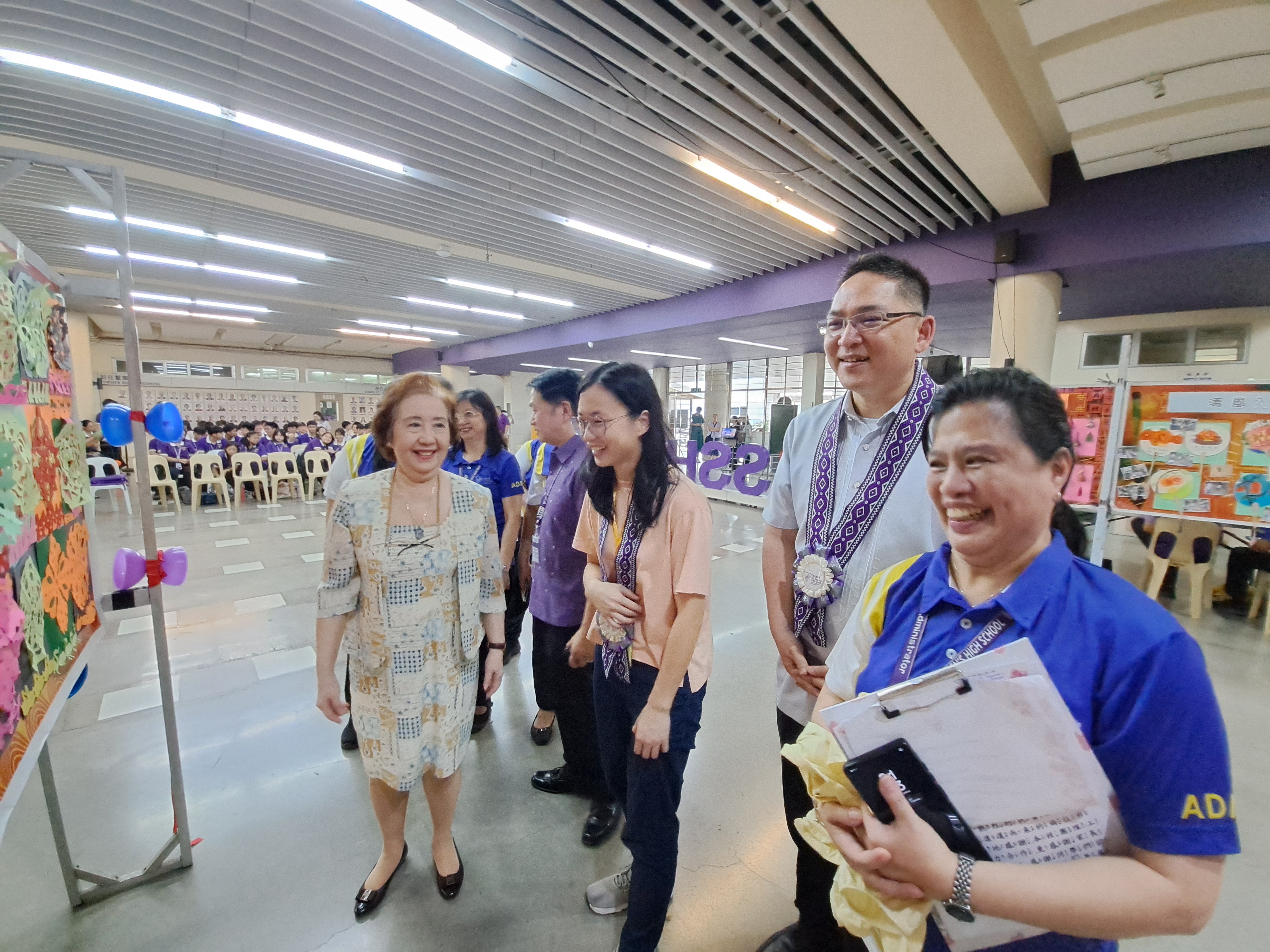 許月兒校長(右一)及莊博智主任(右二)共同觀賞學生作品