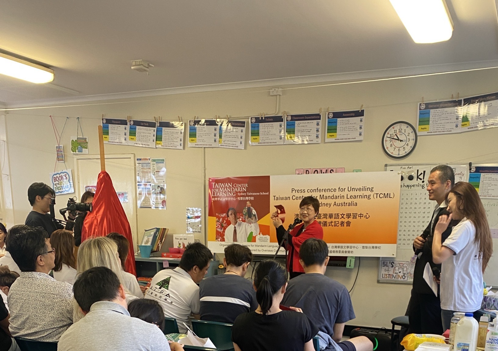 每一個媒體袋都有一張來自台灣總統府的馬年賀卡, 徐委員長親自解說此卡片代表的意義: 昂首奔馳的白馬, 象徵臺灣繼續向前奔馳的信念與希望。 賀詞「七喜春來」，指馬在十二生肖中排序第七，七喜也代表七種不同的喜事與祝福，象徵「幸運好事，迎春順達」之意。