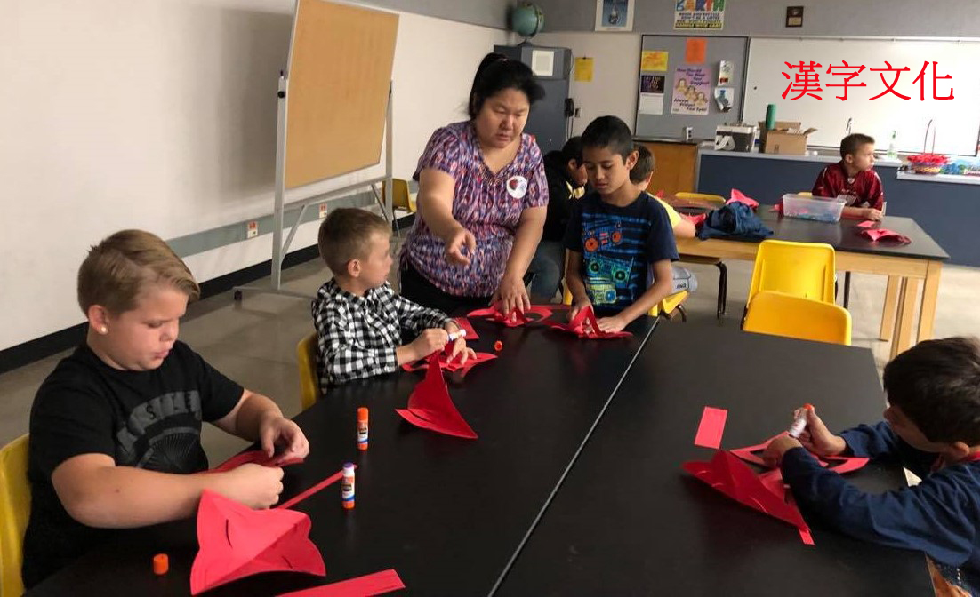 學生學習臺灣民俗藝術摺紙與剪紙