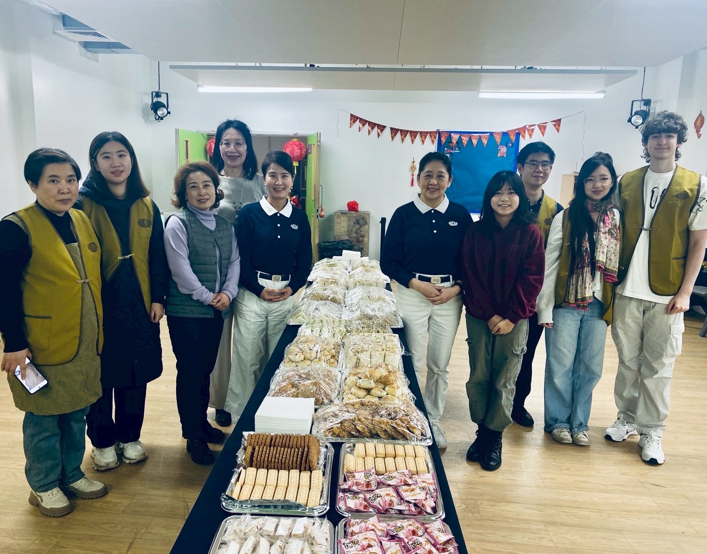 志工們用心準備美味素食茶點提供所有與會來賓享用