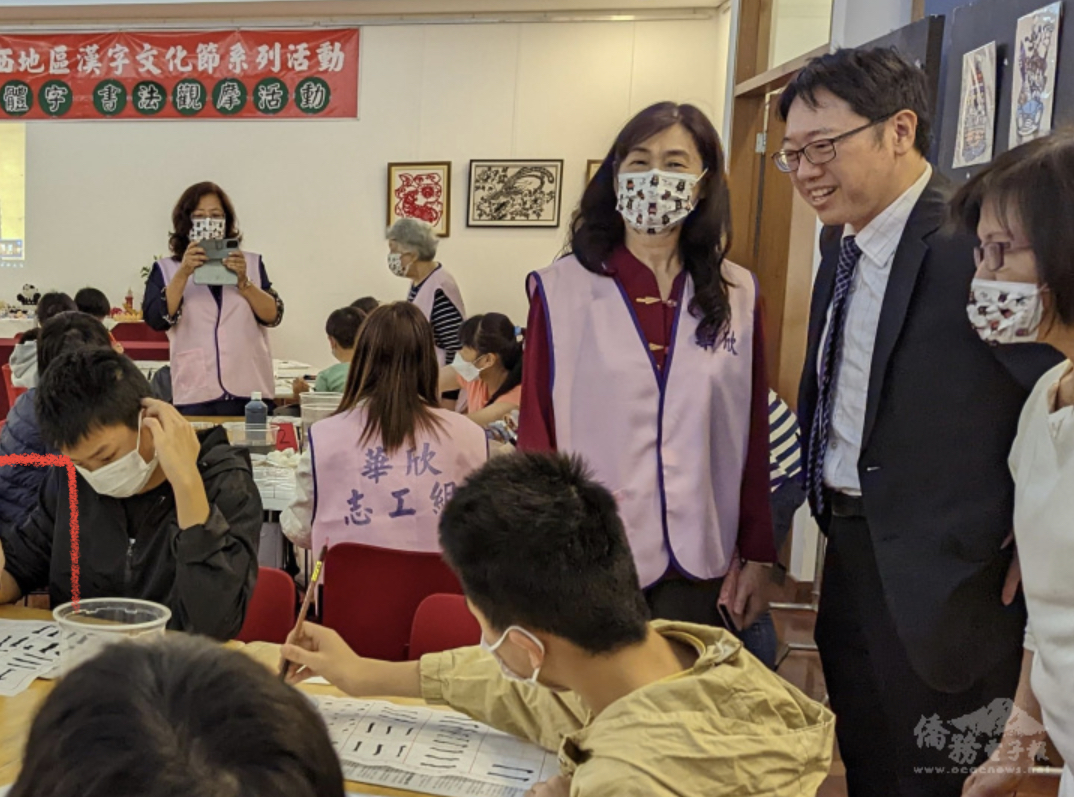 張希賢由趙士縈陪同關心學生參與情形