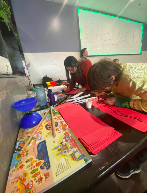 現場還有寫毛筆字，剪紙，祥龍面具及扯鈴