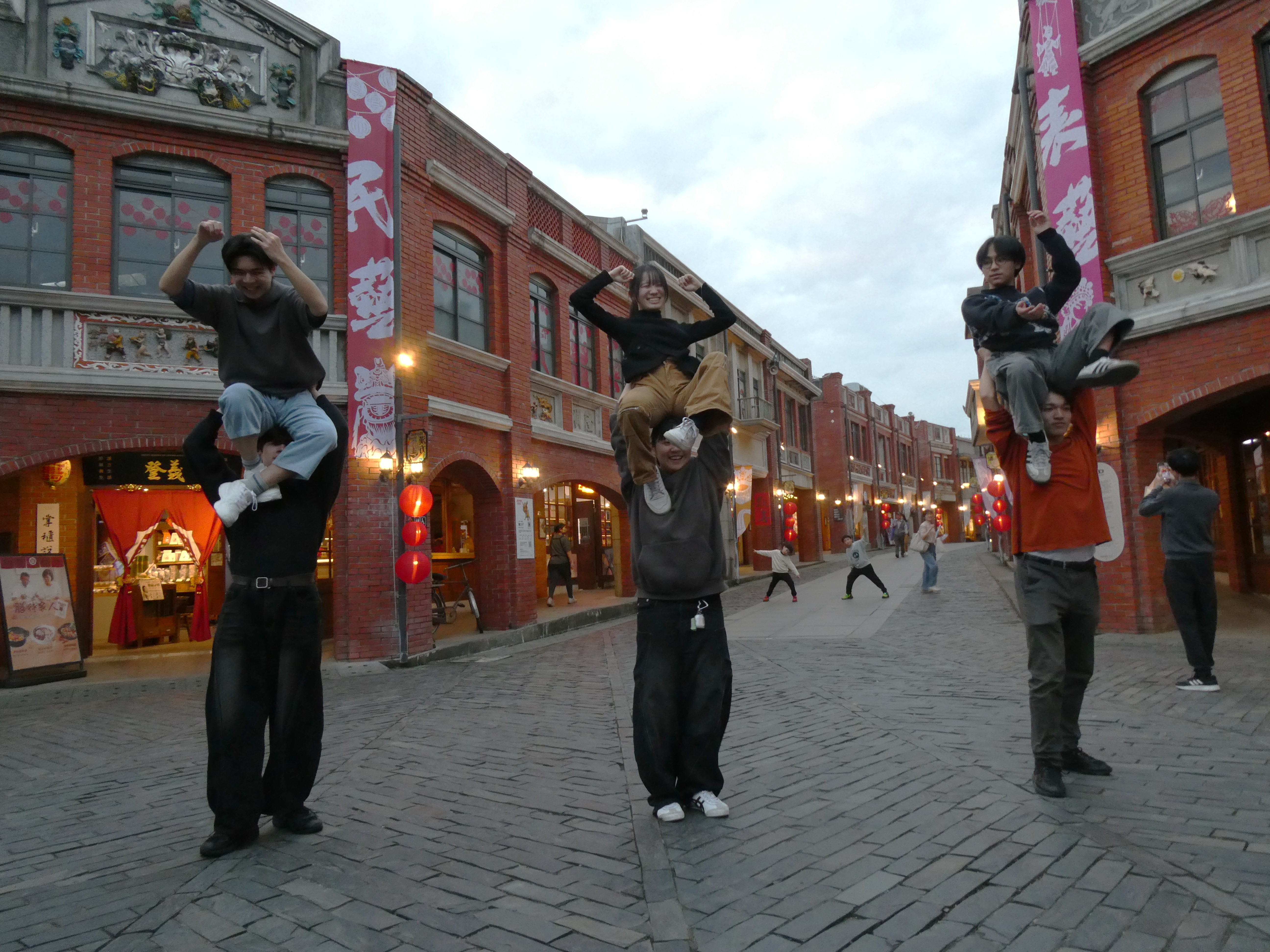 學生們在宜蘭傳統藝術中心前嶄露平時舞龍的練習