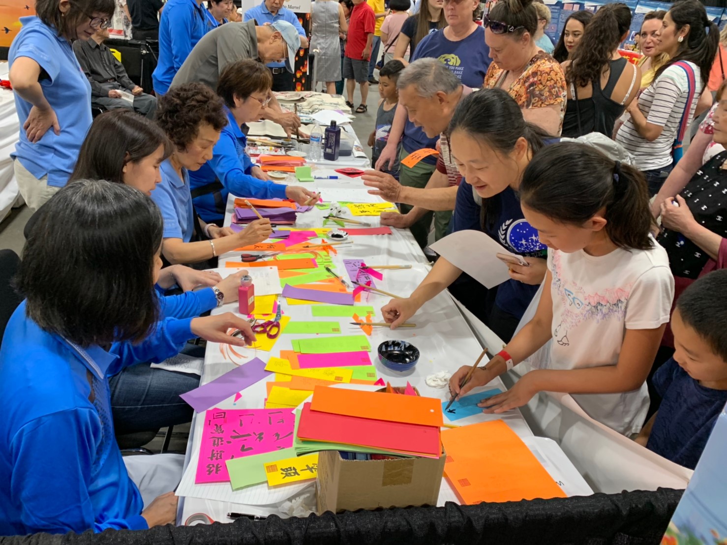 中華聯誼會攤位現場氣氛熱絡