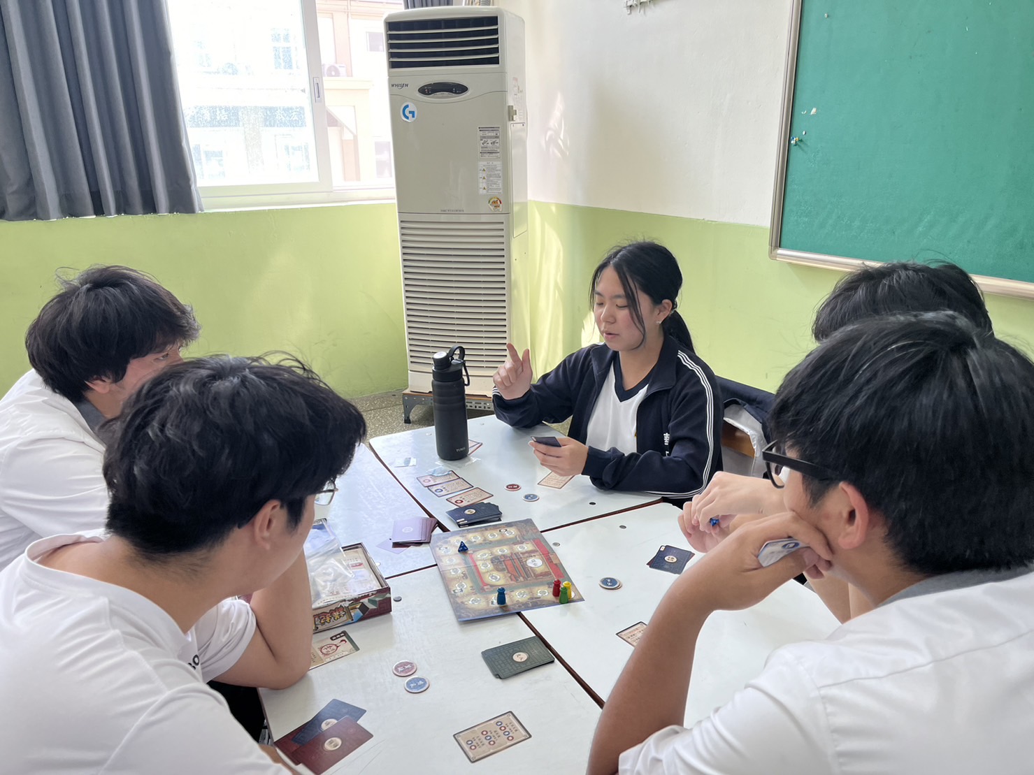 高二國文課堂結合桌遊「議起上奏」訓練邏輯思考與口語表達能力