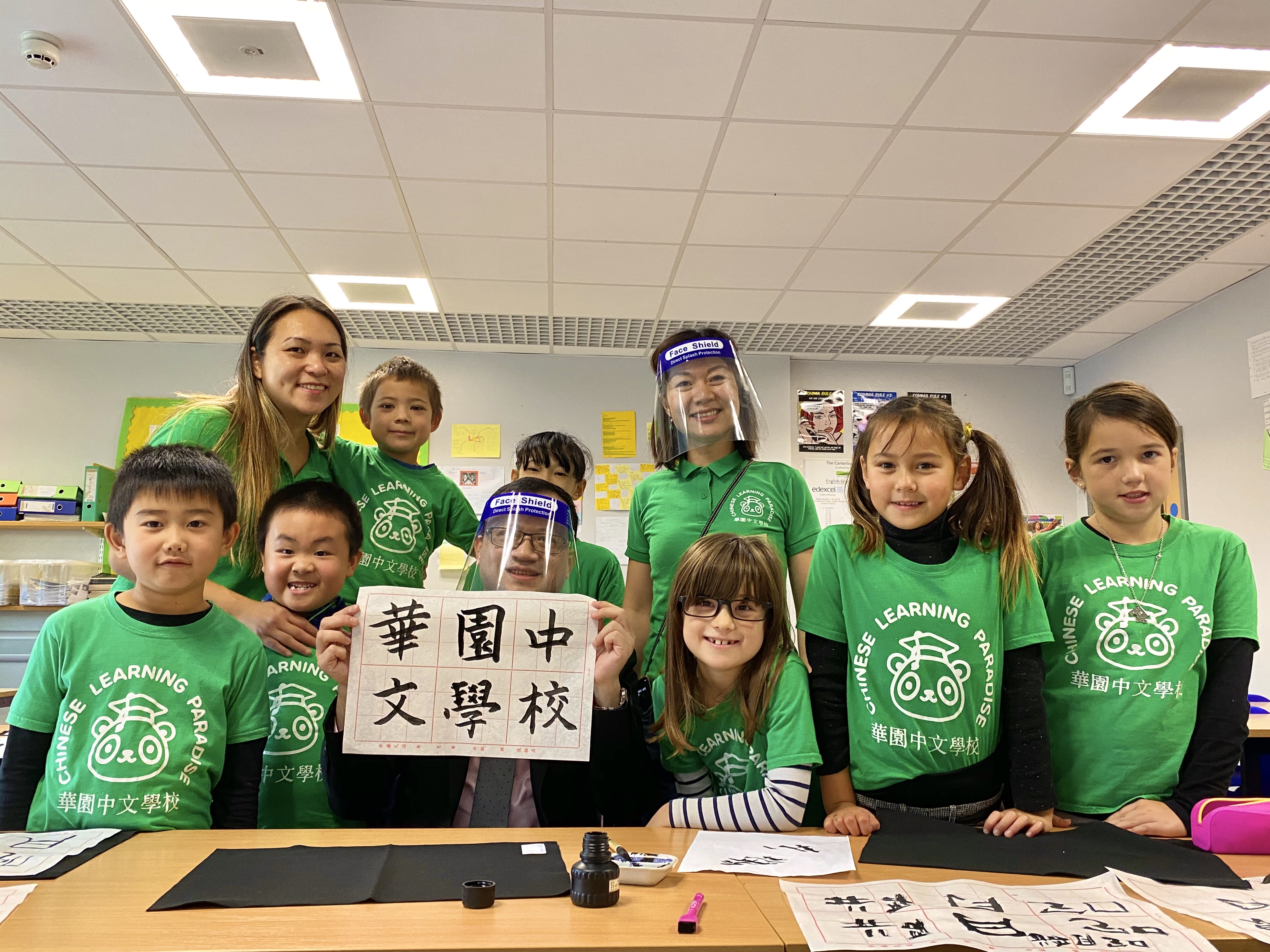 駐英國僑務秘書葉帝余，當場示範毛筆字書寫，與小朋友互動。