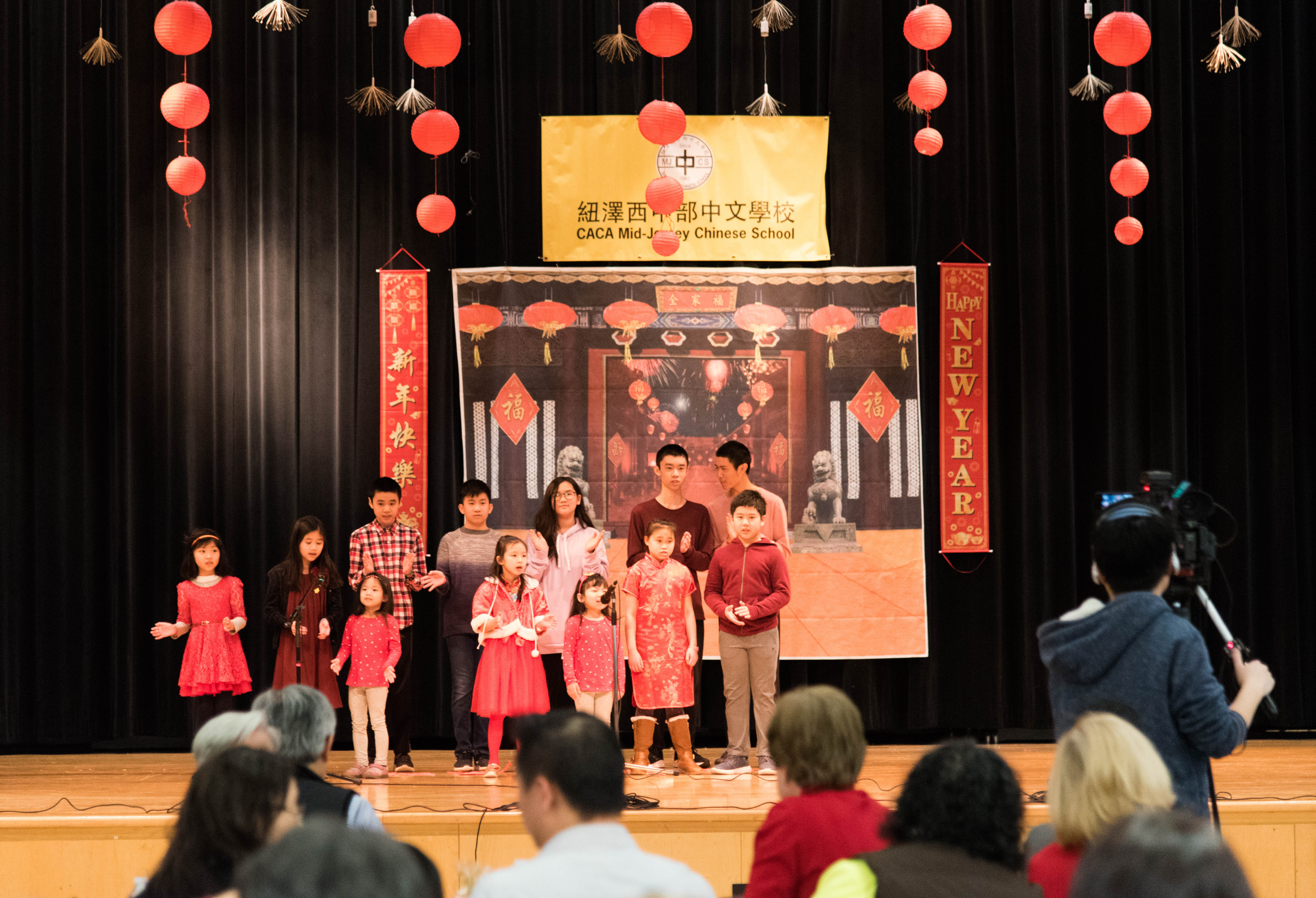 小朋友唱遊表演。東布朗市電視台記者全程錄影。