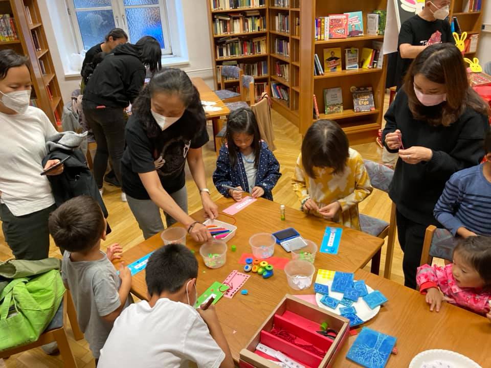 學童們認真的製作祈願卡,待會兒就要掛到祈願氣球樹上