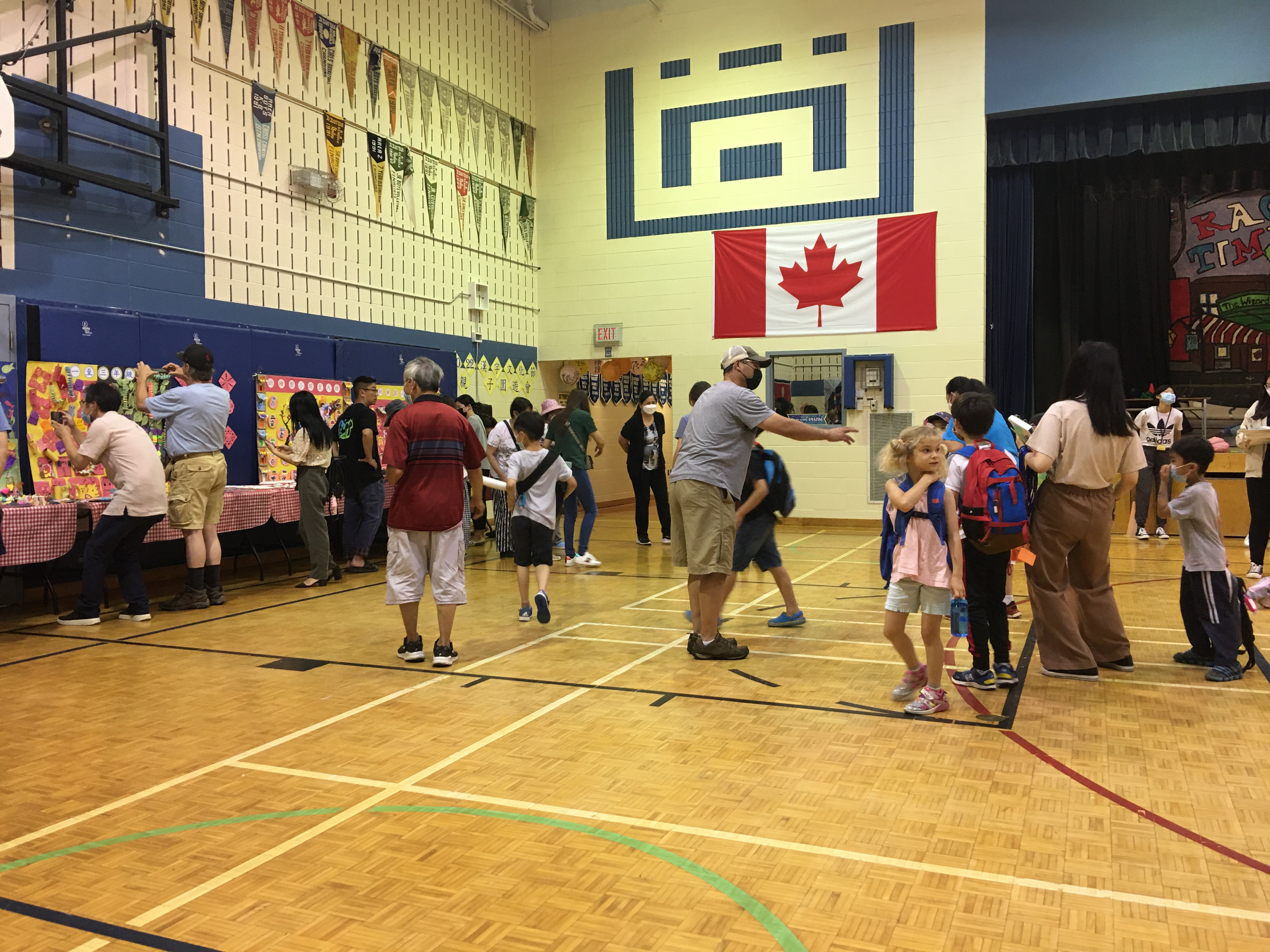 家長及小朋友一同參與親子園遊會