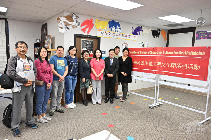 亞特蘭大文教中心主任歐宏偉和幹部們合影 (右三歐宏偉，右四洛麗中文學校校長陳翰儀，右五北卡僑務委員陳可徵）
