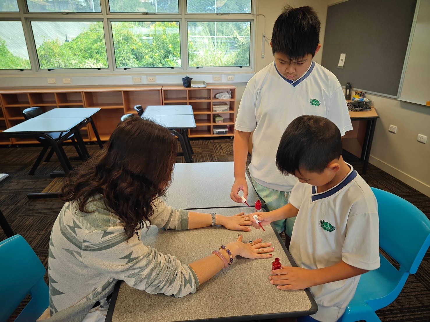 活動: 美甲沙龍 (幫媽媽塗指甲油)