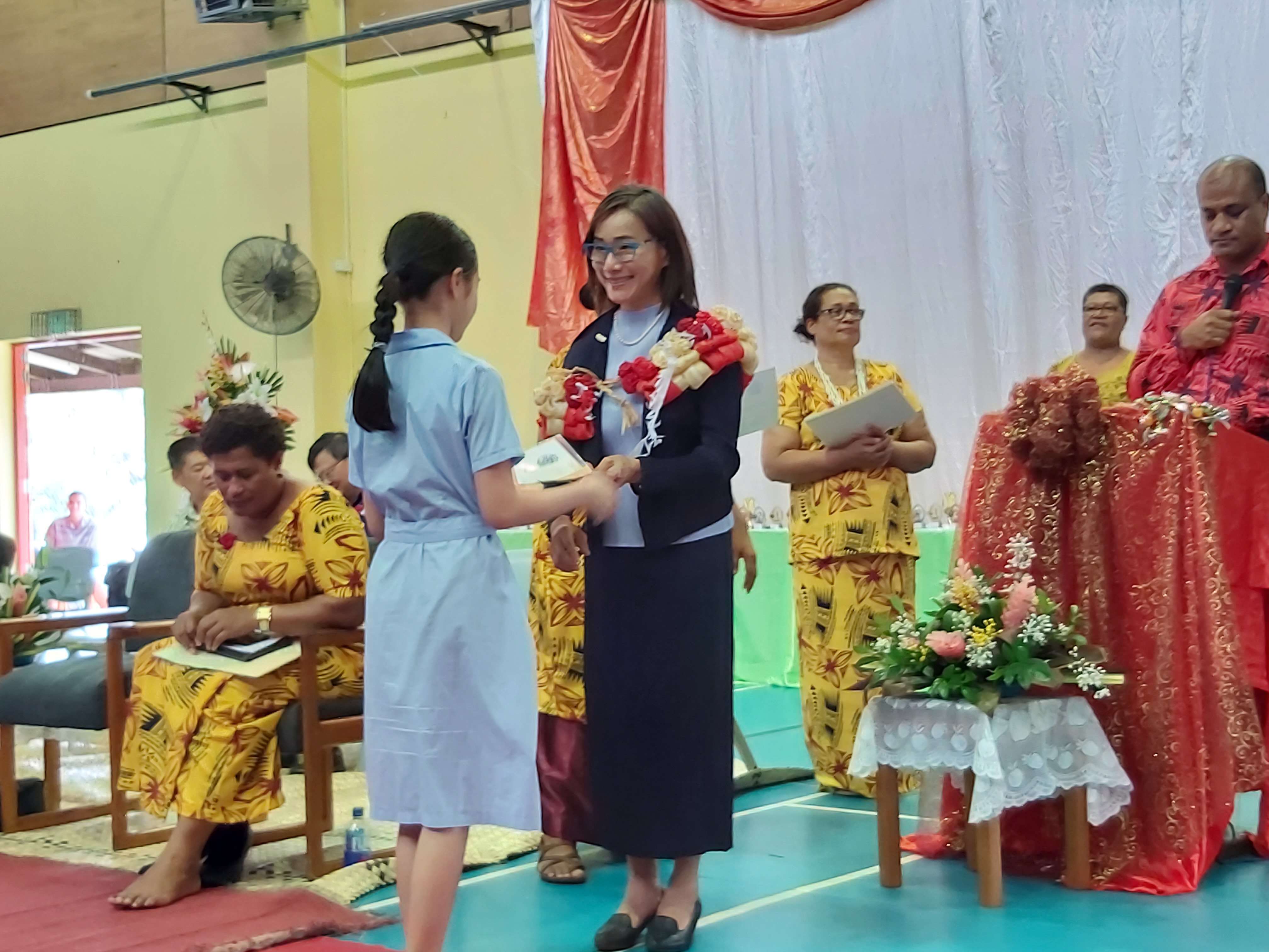 駐斐濟代表處黎倩儀代表頒發中文成績優異獎給獲獎生。