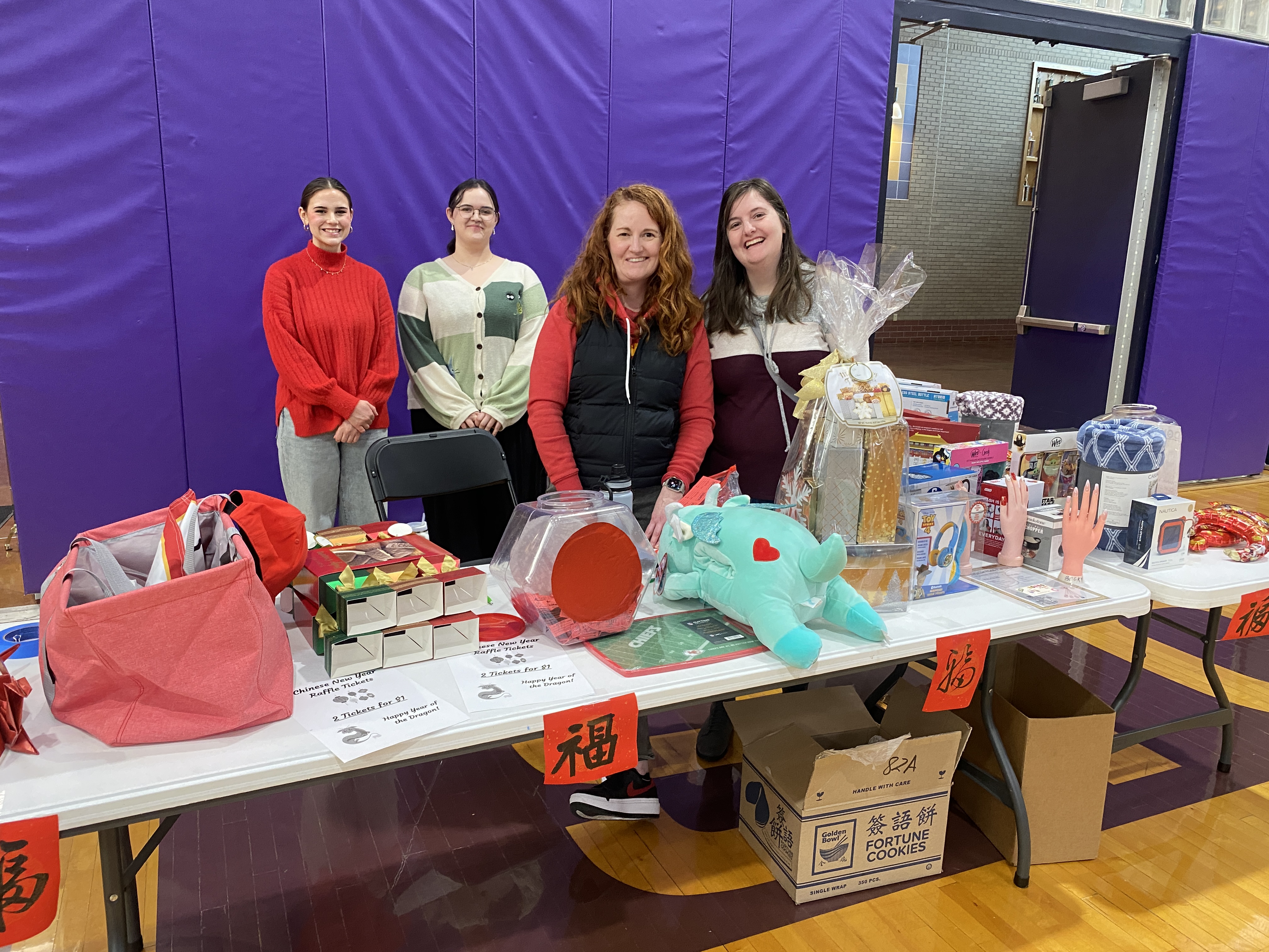 家長會準備好多的新年抽獎禮物