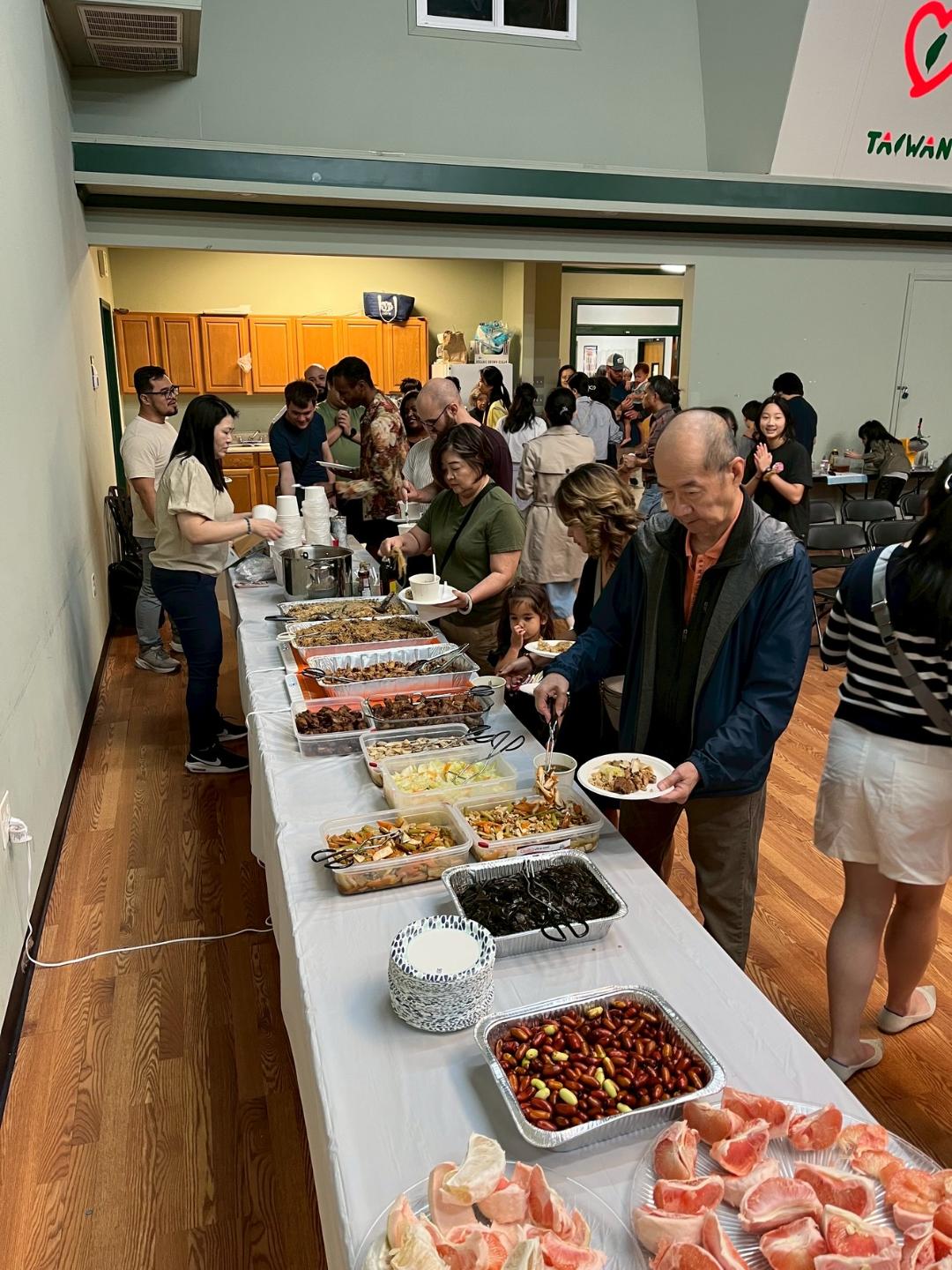豐富的傳統佳餚與甜點，讓台美師生在美食中感受節慶氛圍