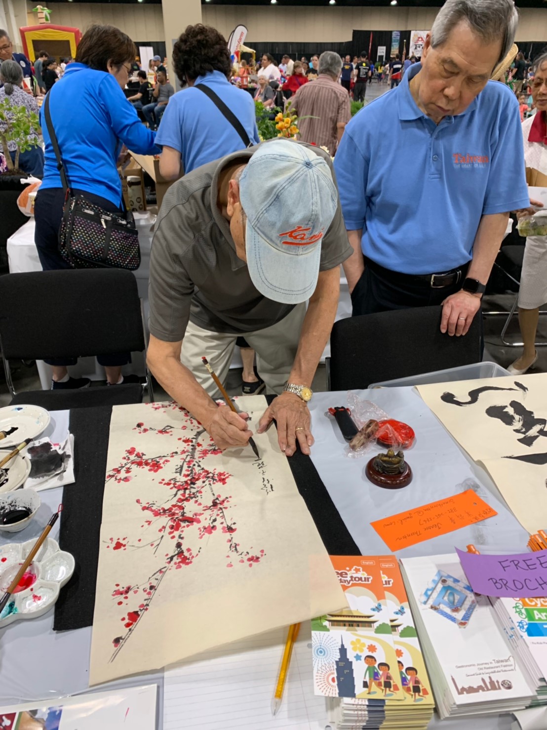 謝大師現場揮毫作畫