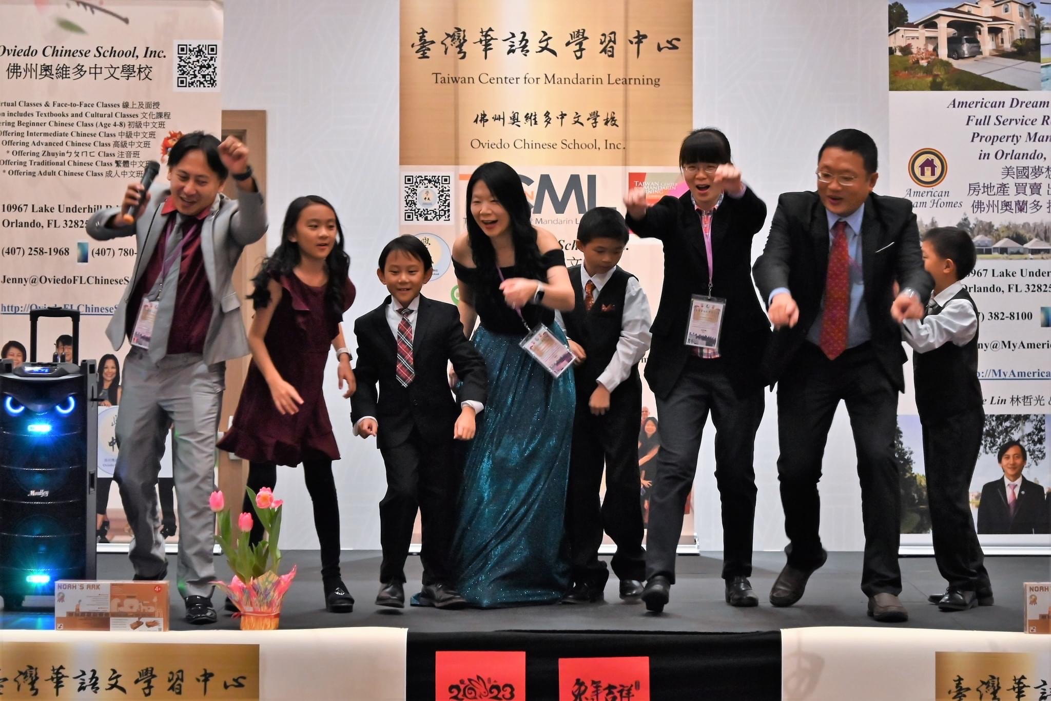 佛州奧維多中文學校邀請賓客上台一同參與「喂喂蝸牛」團康遊戲。