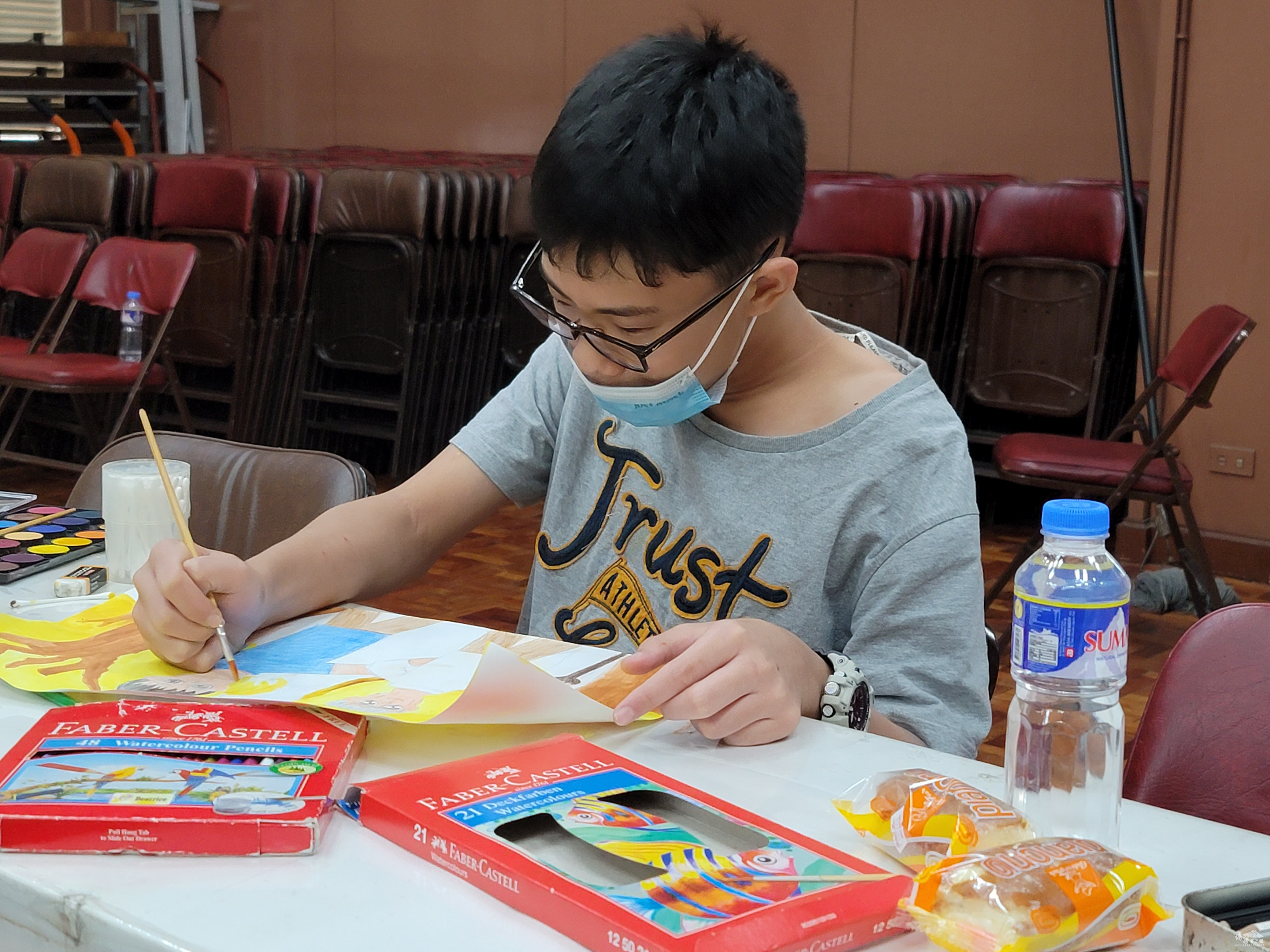 參賽者用水彩在圖案上塗色