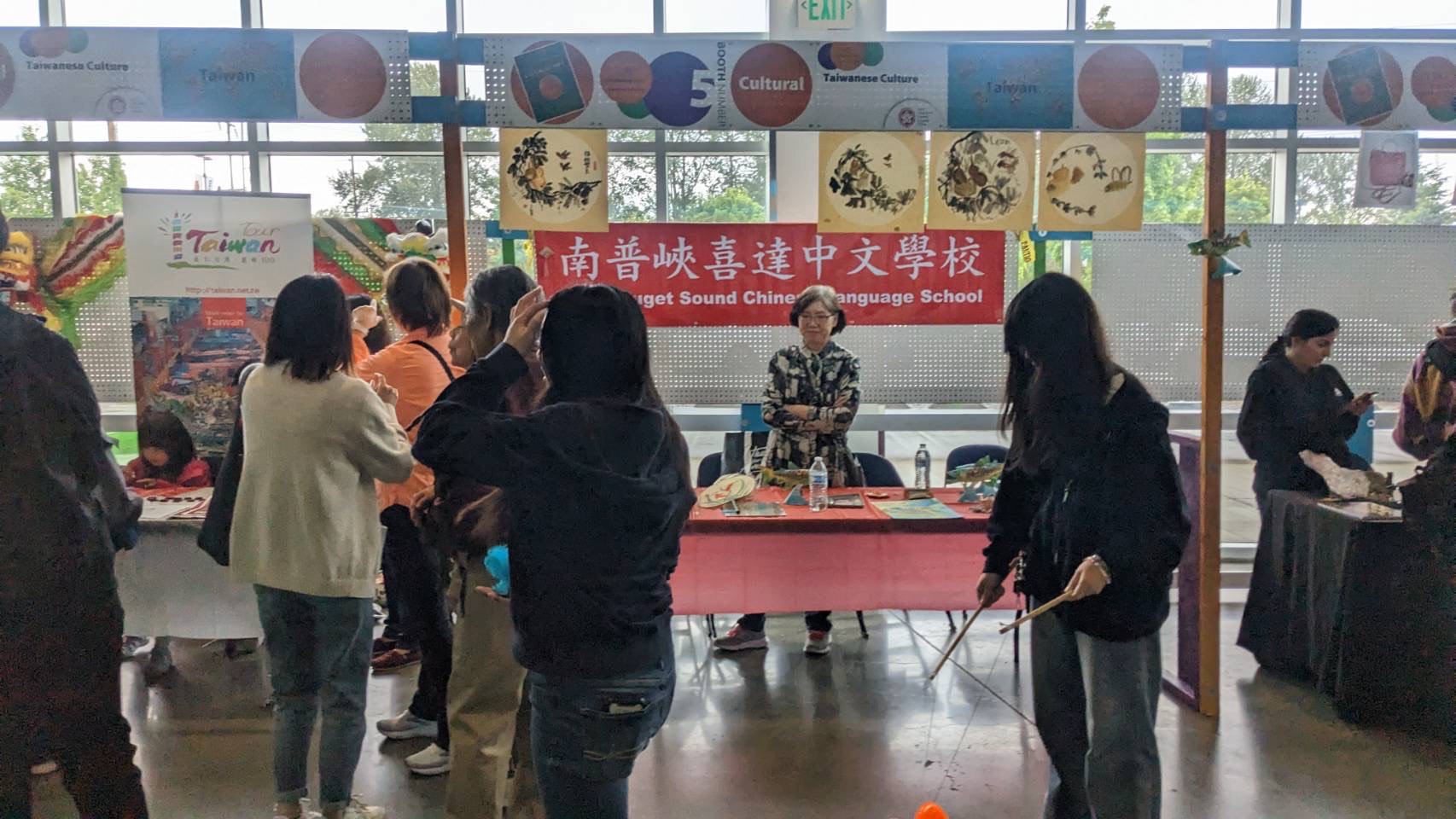 黃素貞老師、家長和學生進行「紙粽子」製作