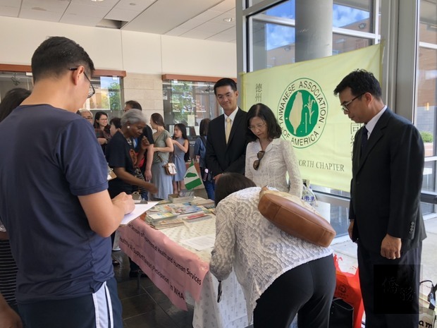 學生們開心的展示DIY摺紙龍舟。