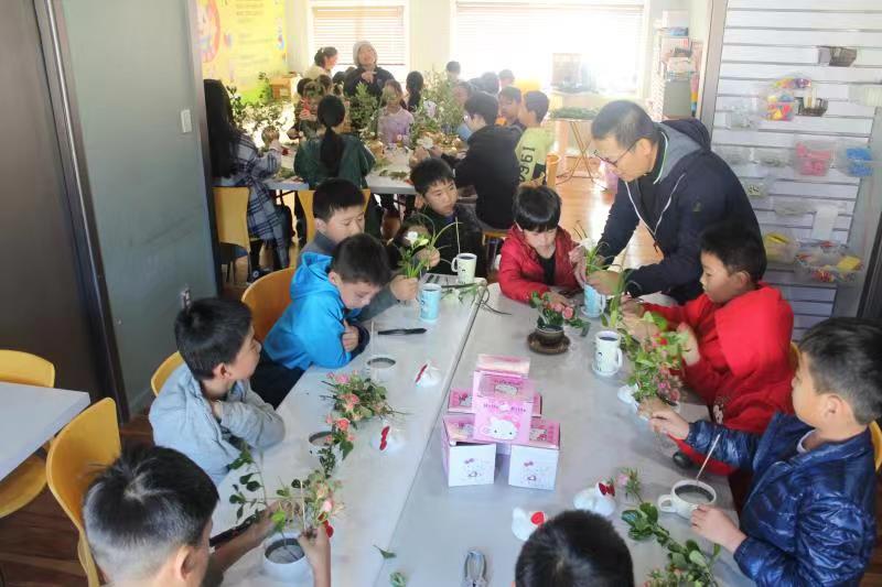 由花藝老師-廖金寶老師親自指導孩子學習插花。