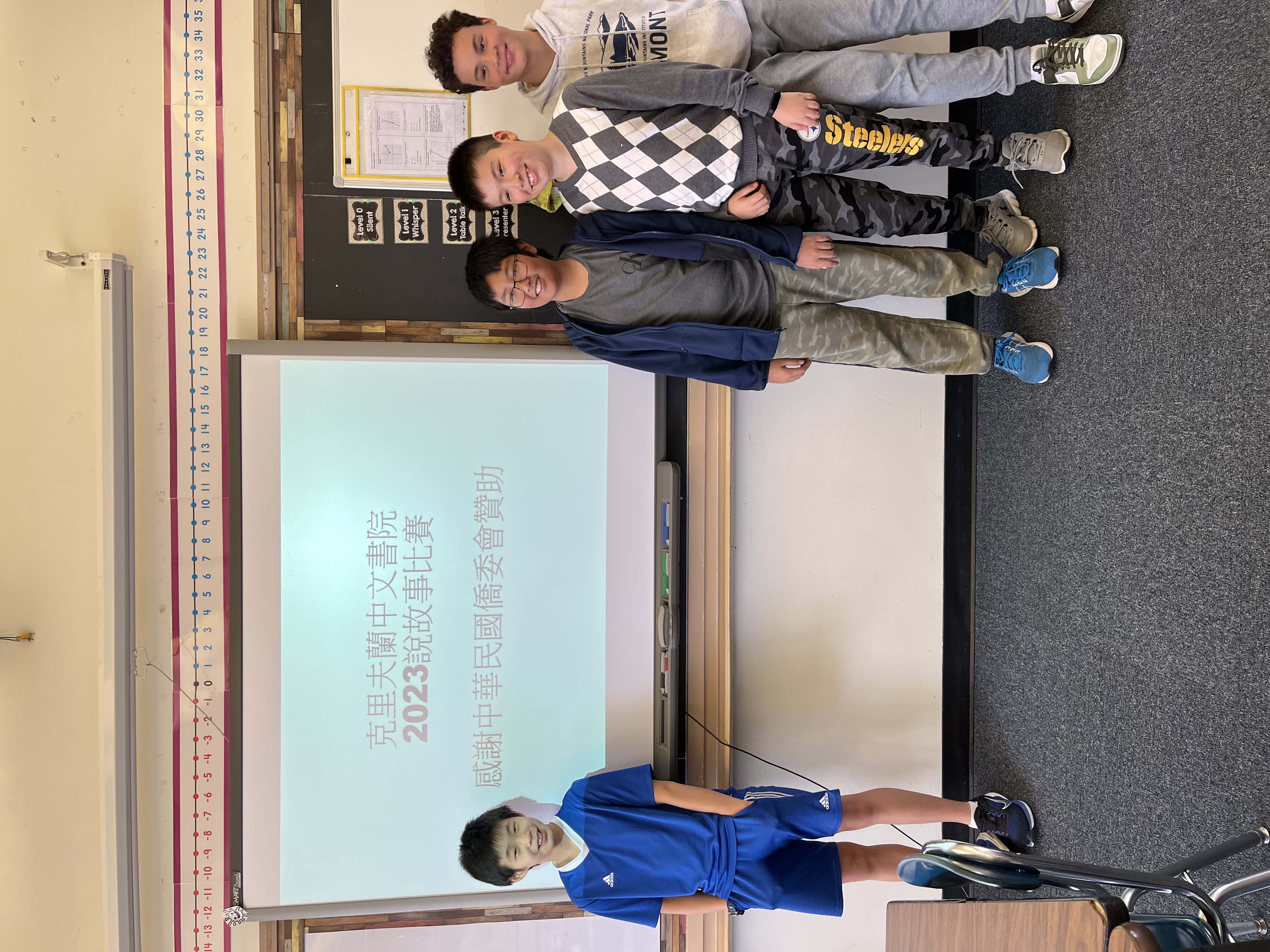 六年級的同學們在說故事比賽前合影留念