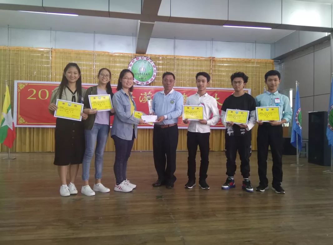 柳潤蒼會長頒發高中組獎項