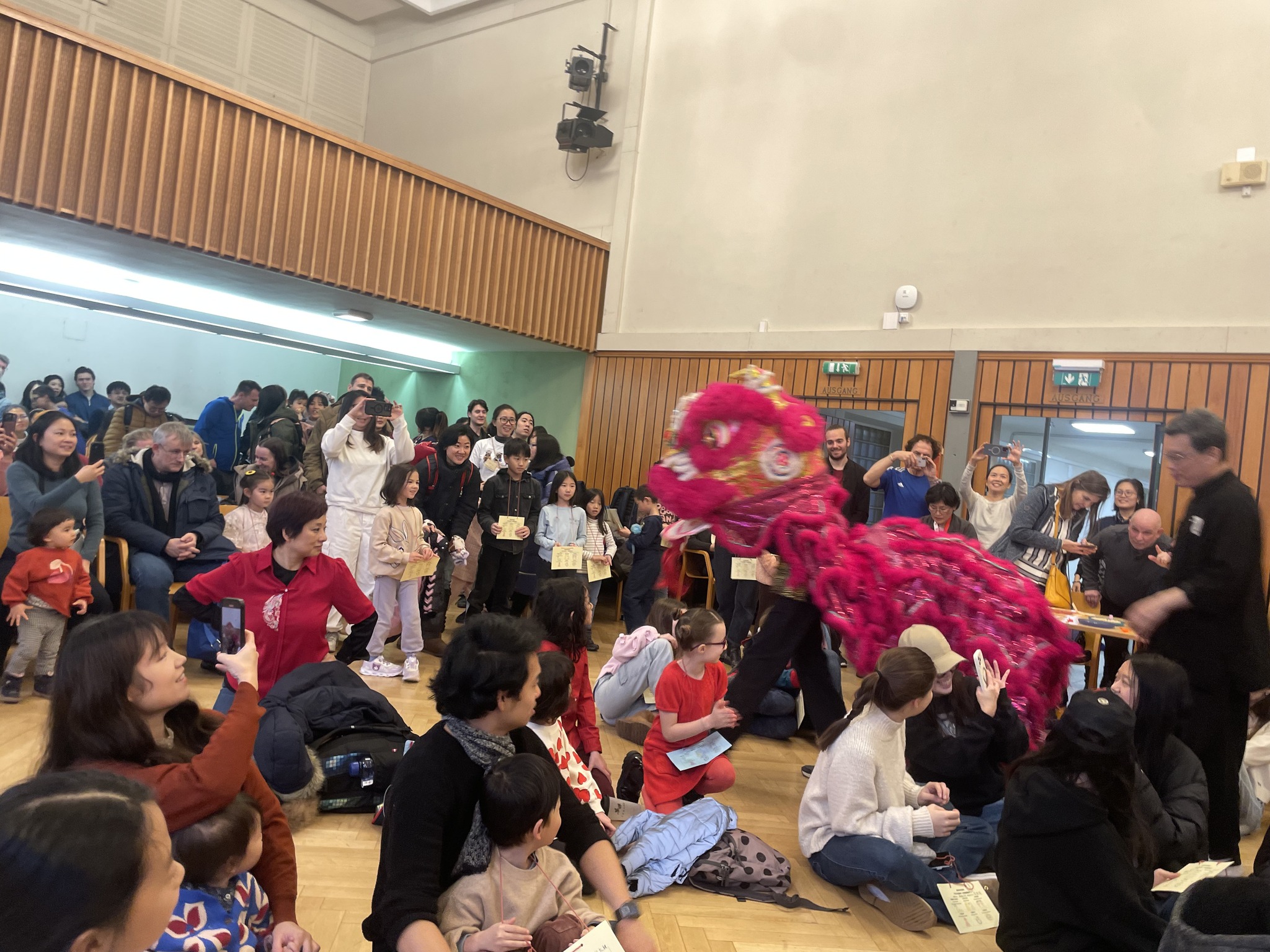 舞獅助陣熱鬧滿堂