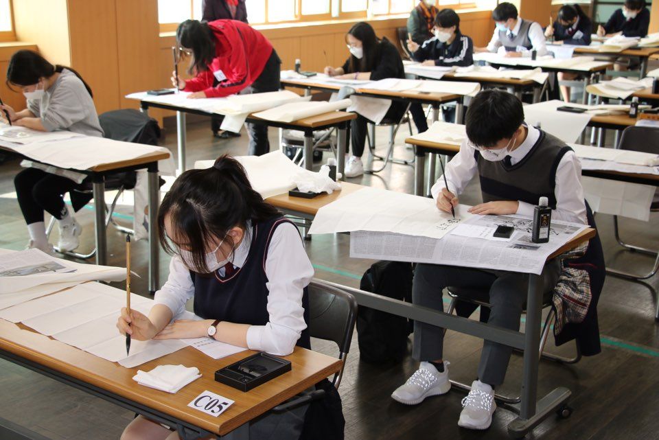 參賽同學認真書寫情形。