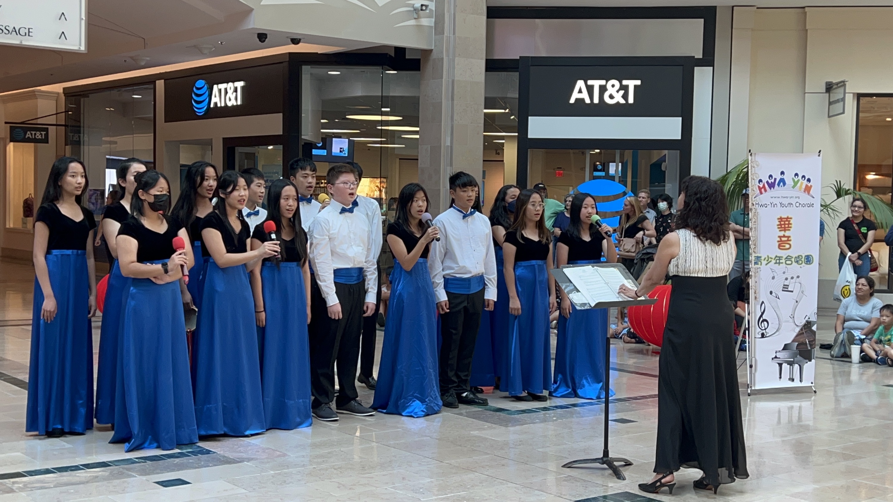 華音青少年合唱團表演