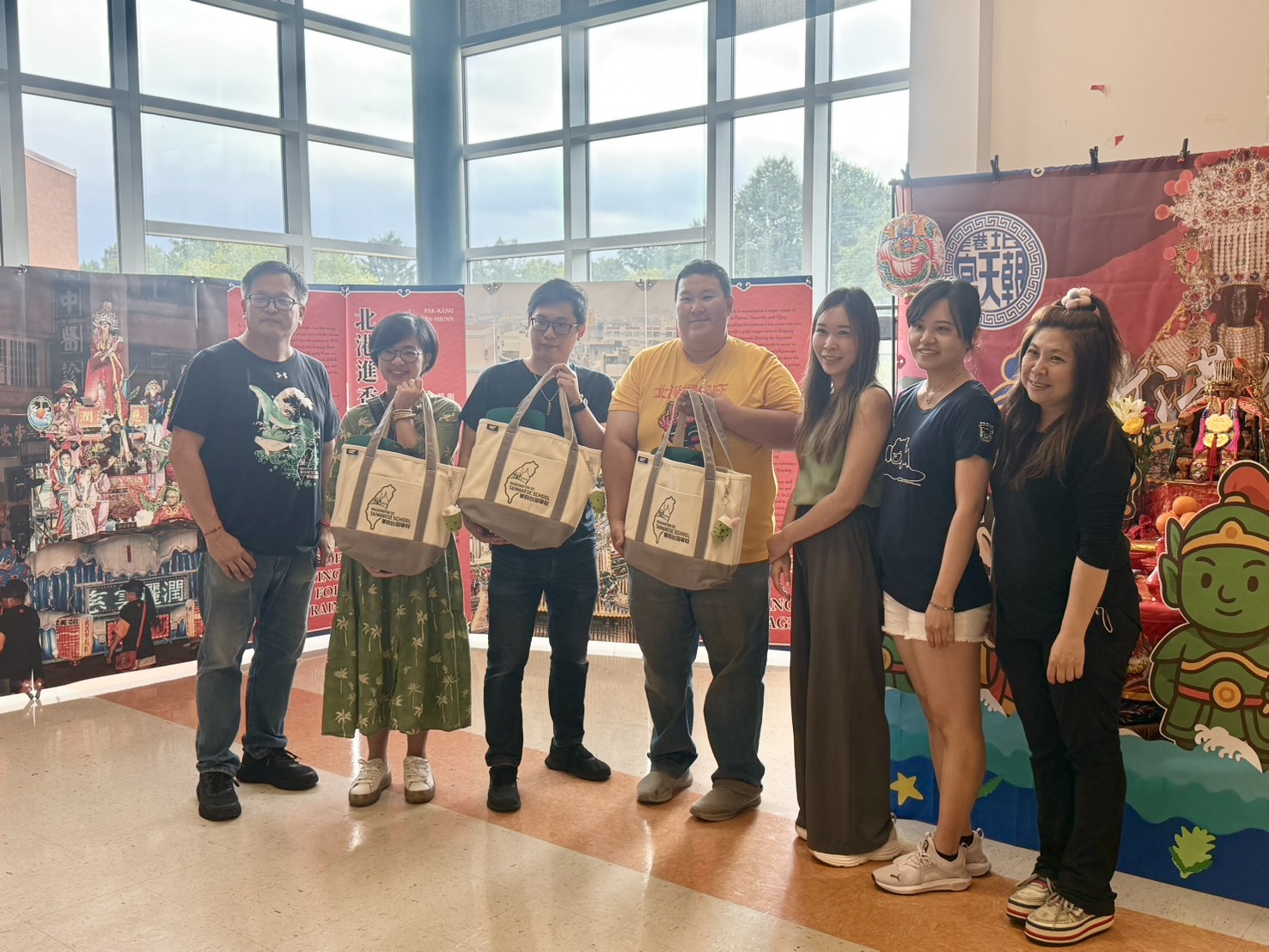 校方感謝TAANY會長廖士敦（右4）與副會長楊承融夫婦（右3，右2）協助舉辦本次活動