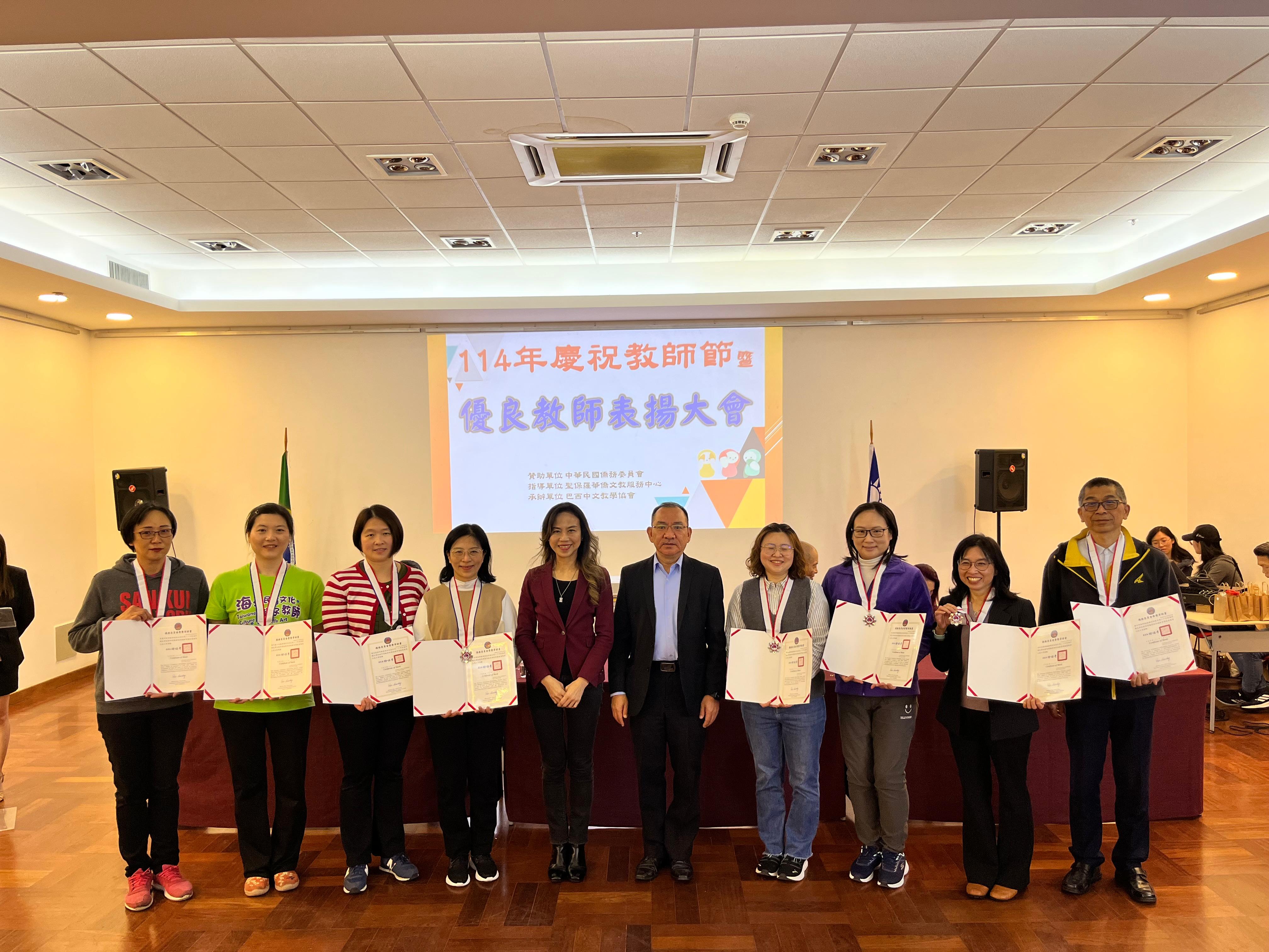 朱怡靜處長（左五）、尤正才主任（右五）頒獎狀、獎金、獎章給二十年優良老師